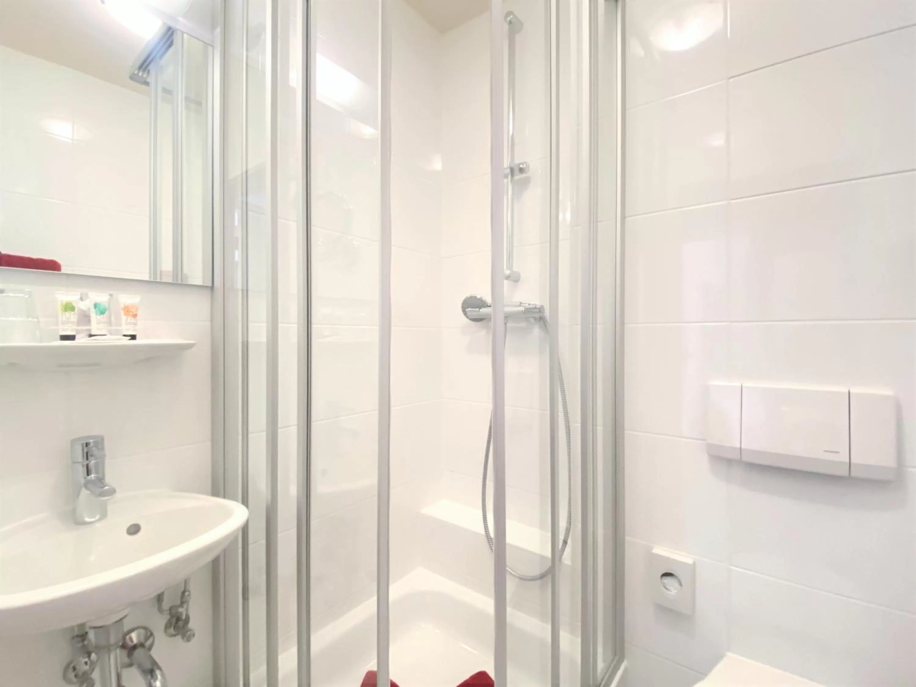 Shower, Bathroom in Hotel Rathausglöckel