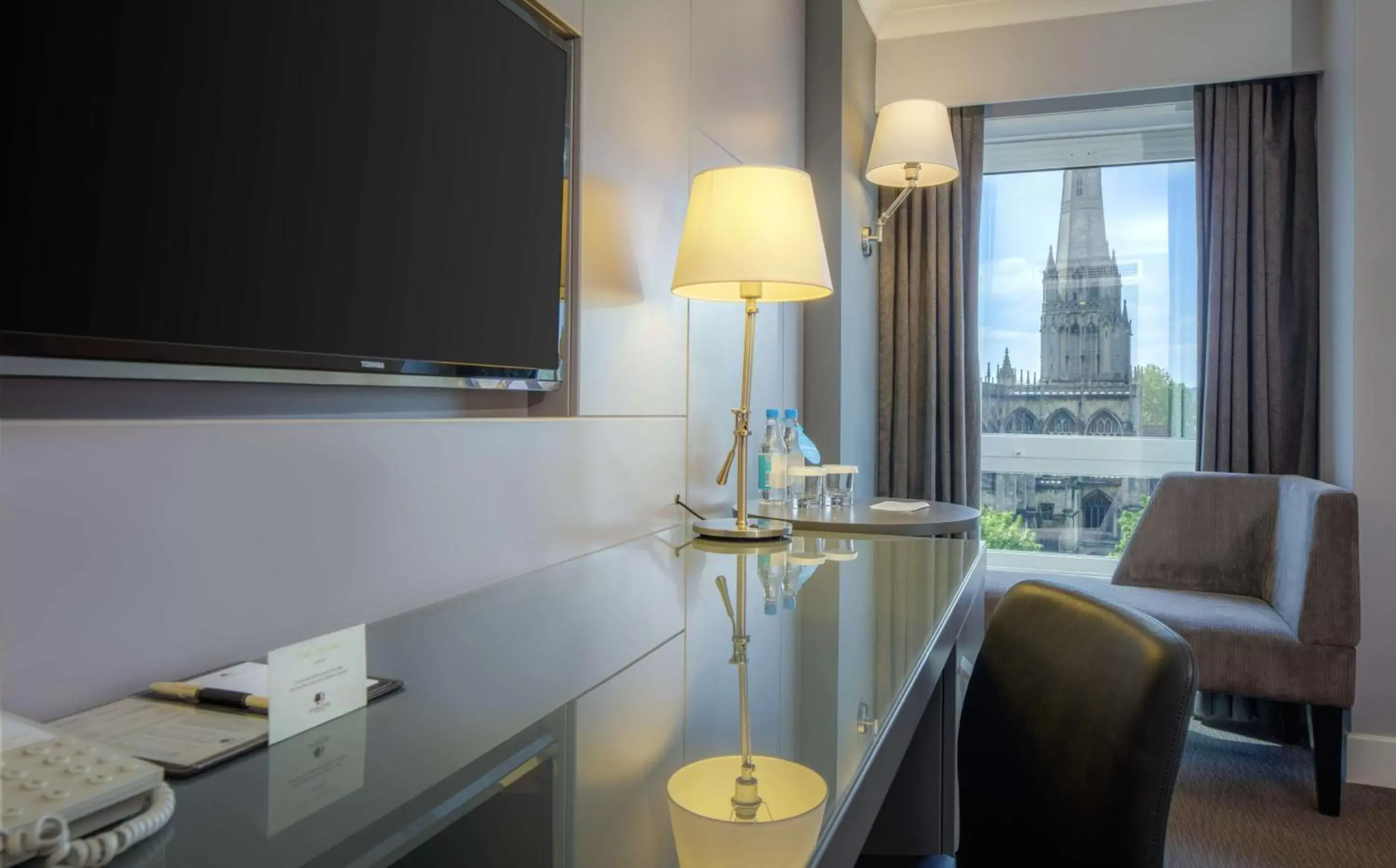 Superior King Room with View in DoubleTree by Hilton Bristol City Centre Superior King Room with View in DoubleTree by Hilton Bristol City Centre