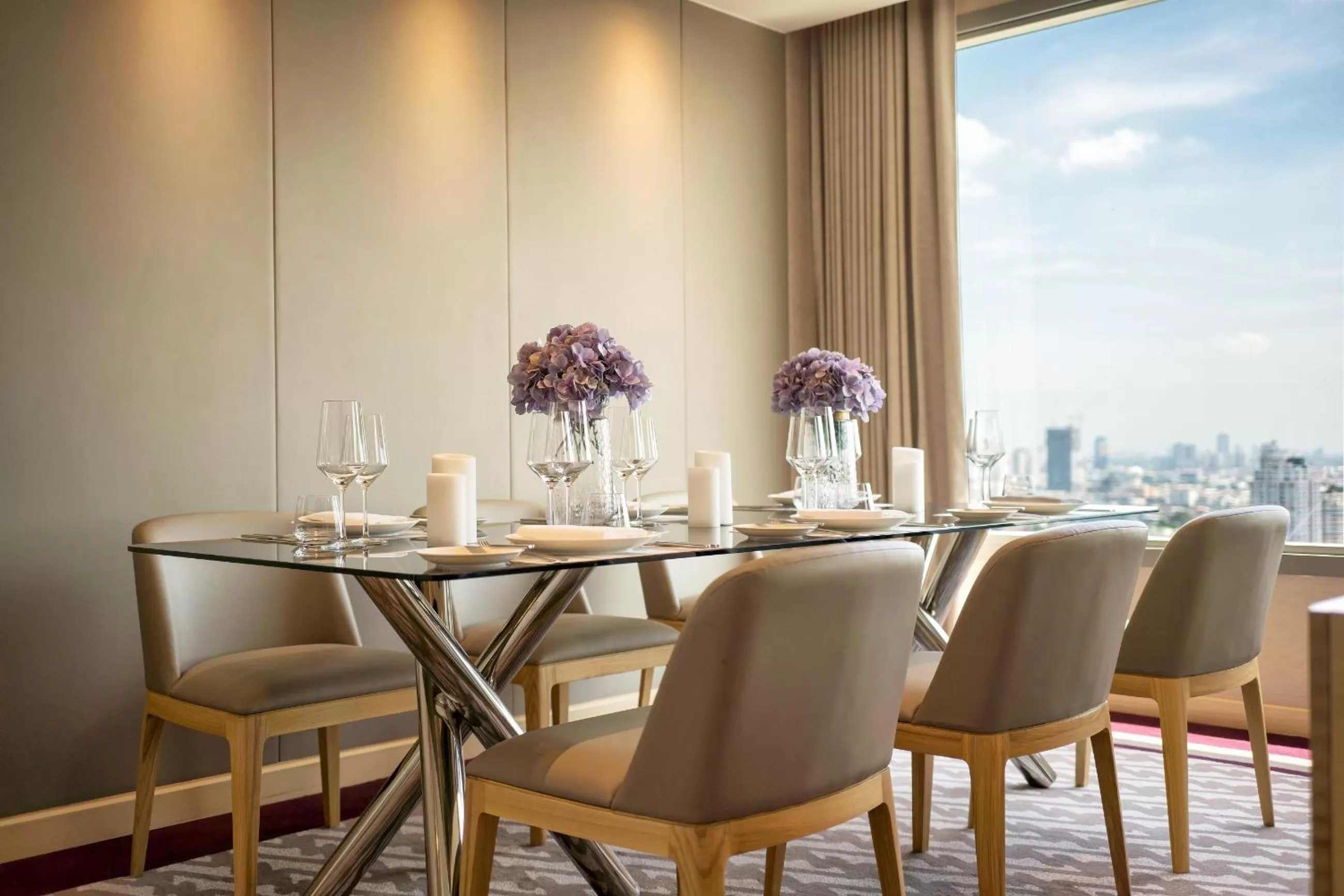 Dining area in Avani Plus Riverside Bangkok Hotel