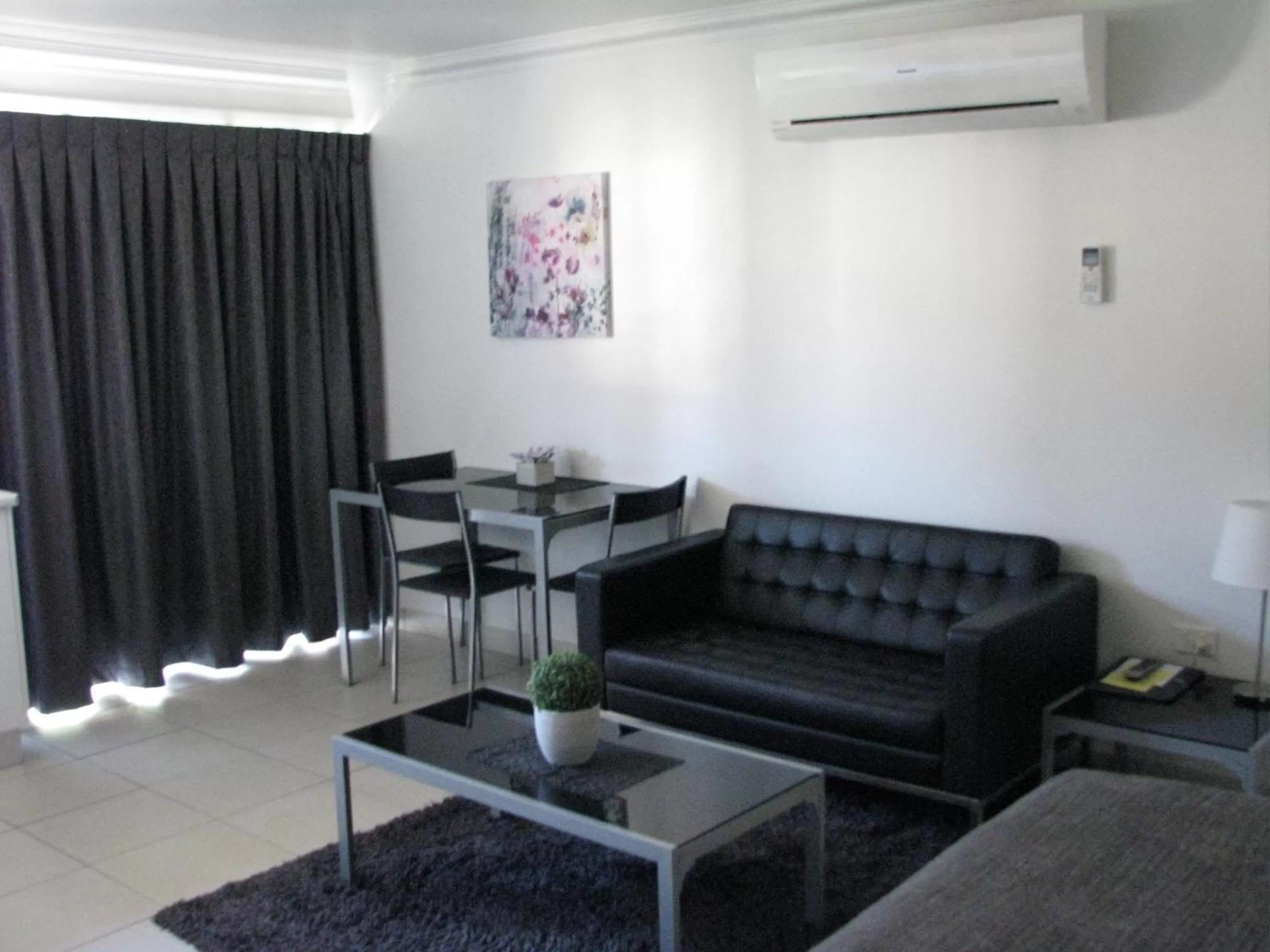 Dining area, Seating Area in Charm City Motel
