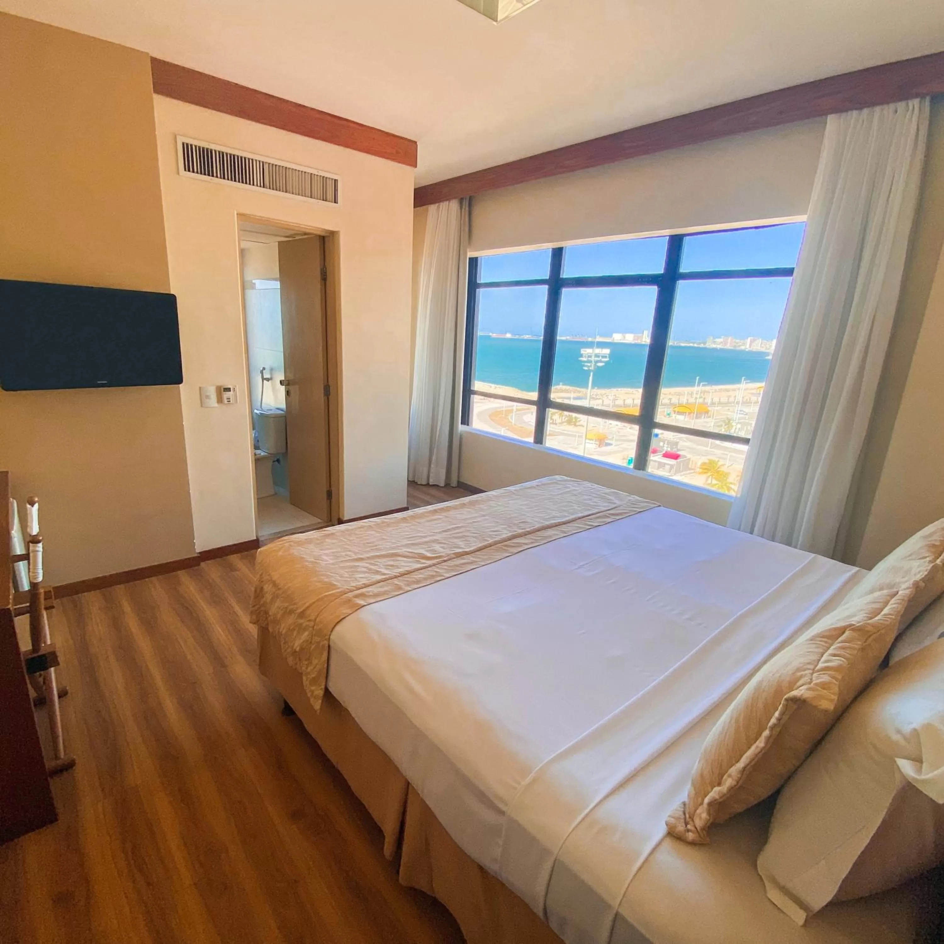 Bedroom, Bed in Magna Praia Hotel