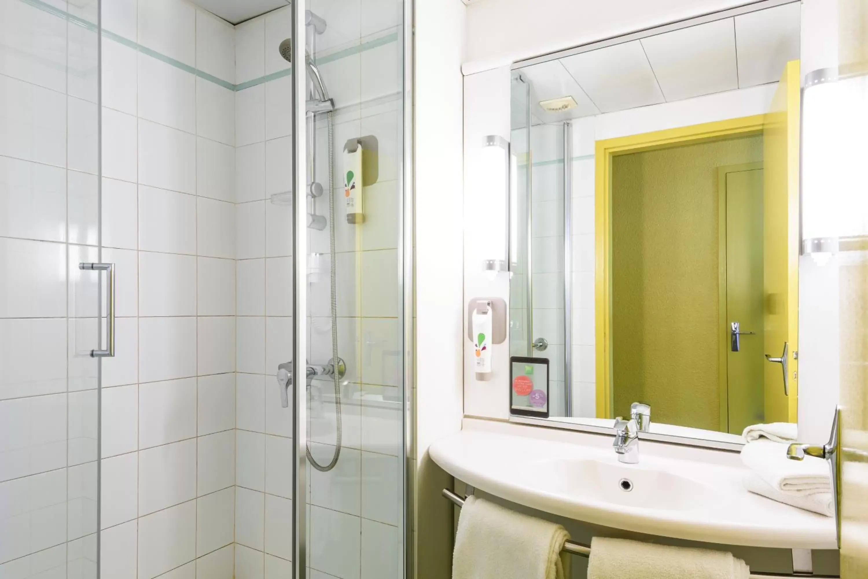 Standard Room with One Double Bed in ibis styles Dax Centre Standard Room with One Double Bed in ibis styles Dax Centre