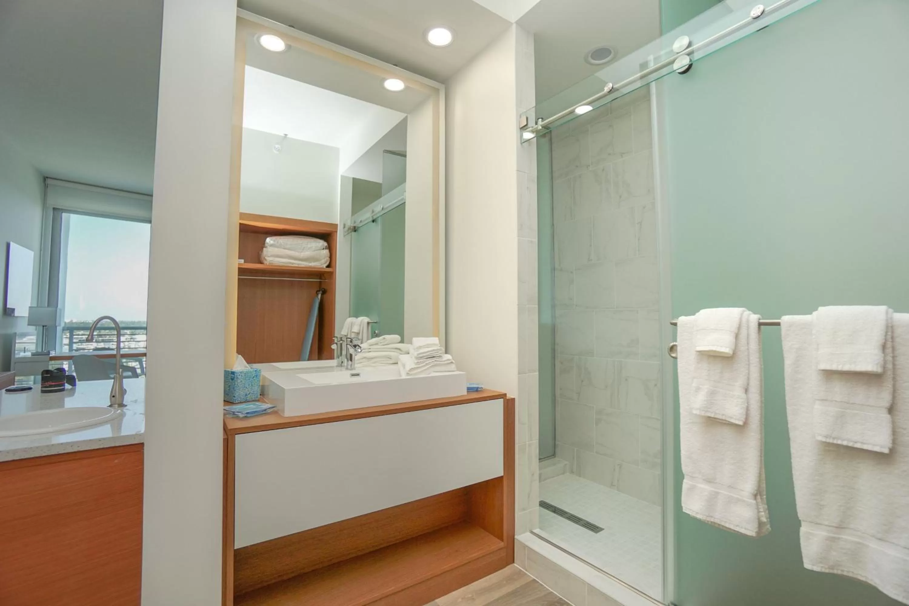 Bathroom in Maritime Hotel Fort Lauderdale Airport & Cruiseport