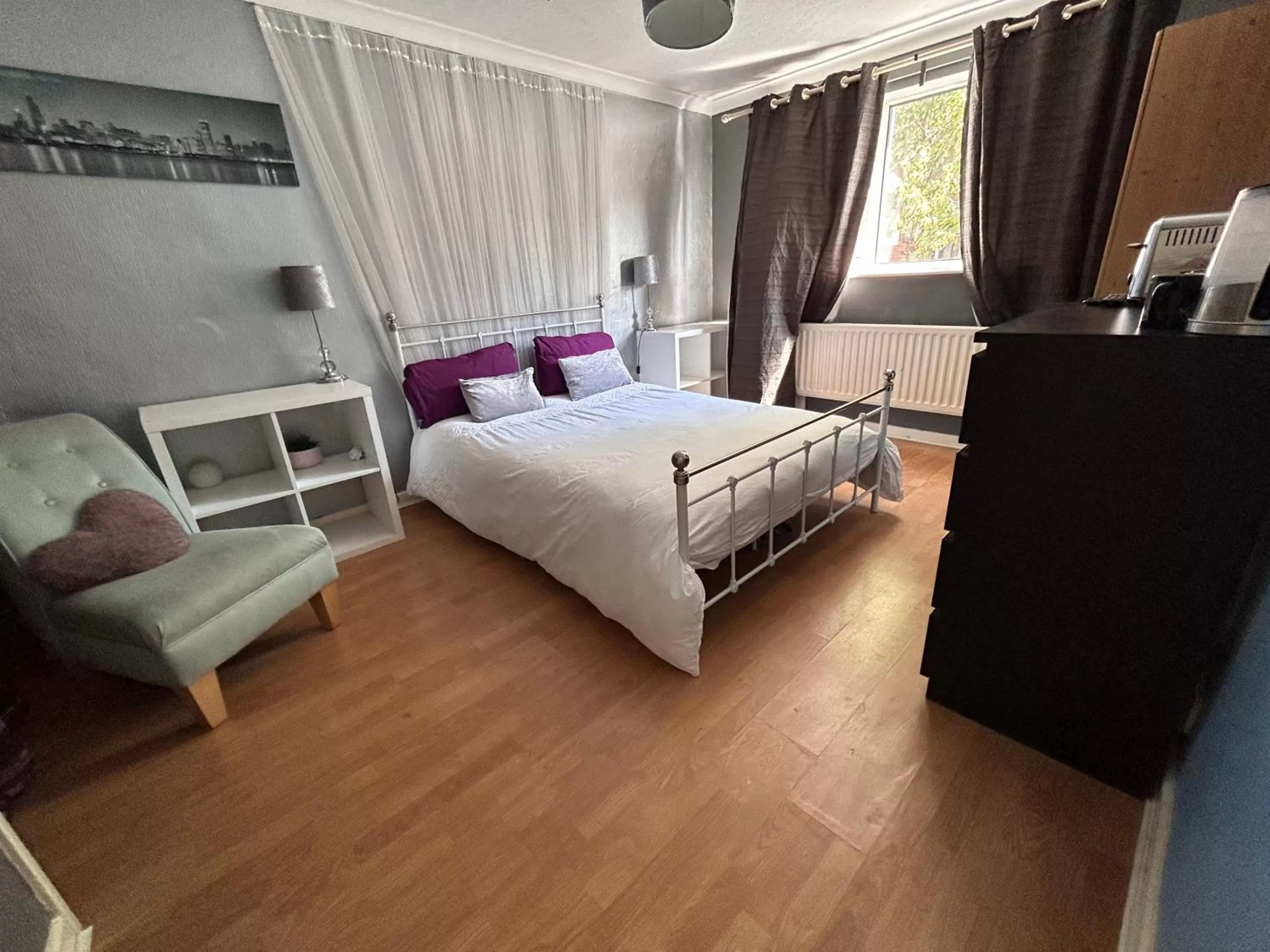 Bed in Home from home, close to Redditch hospital & transport links