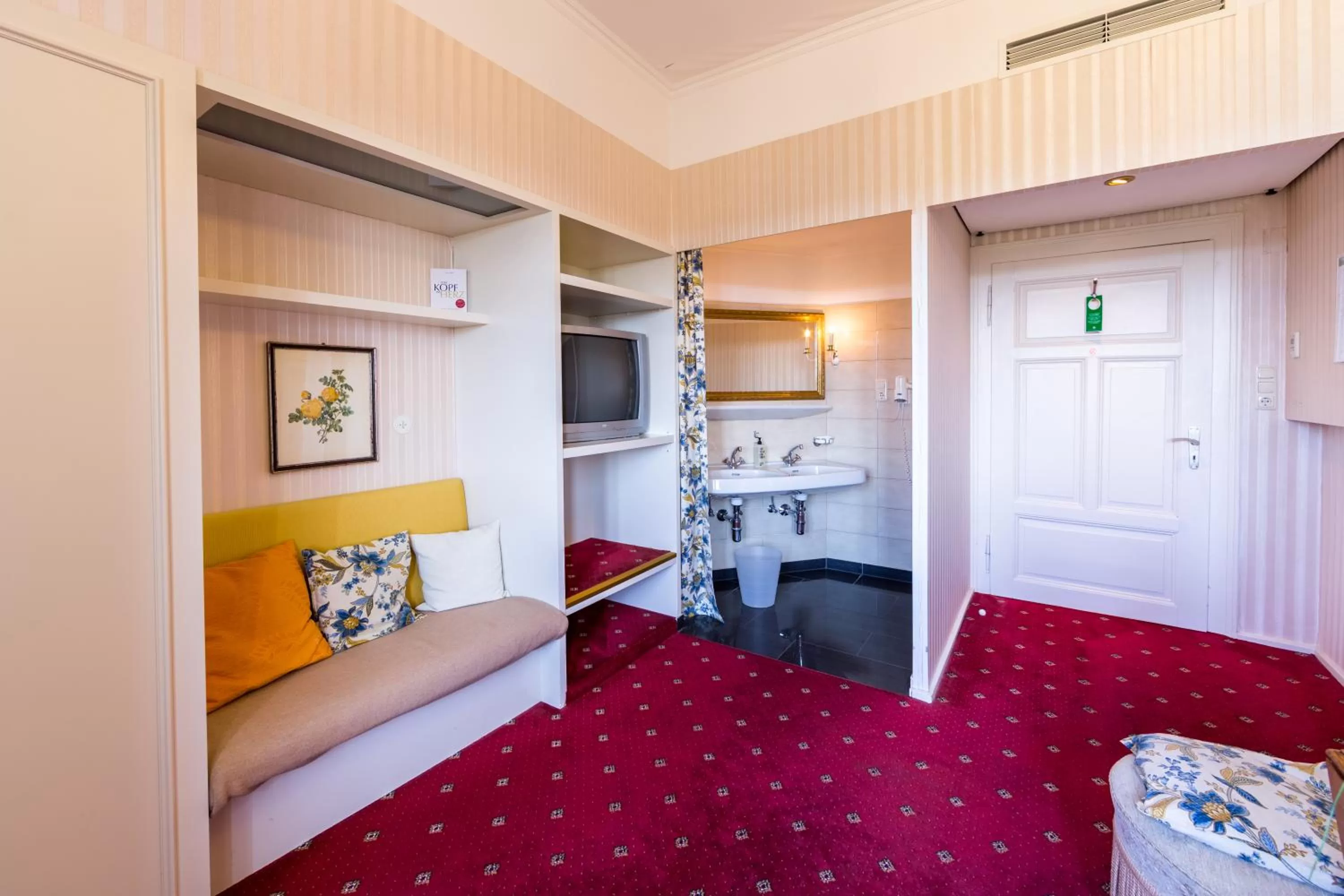 TV and multimedia, Bed in Historik Hotel Goldener Hirsch Rothenburg