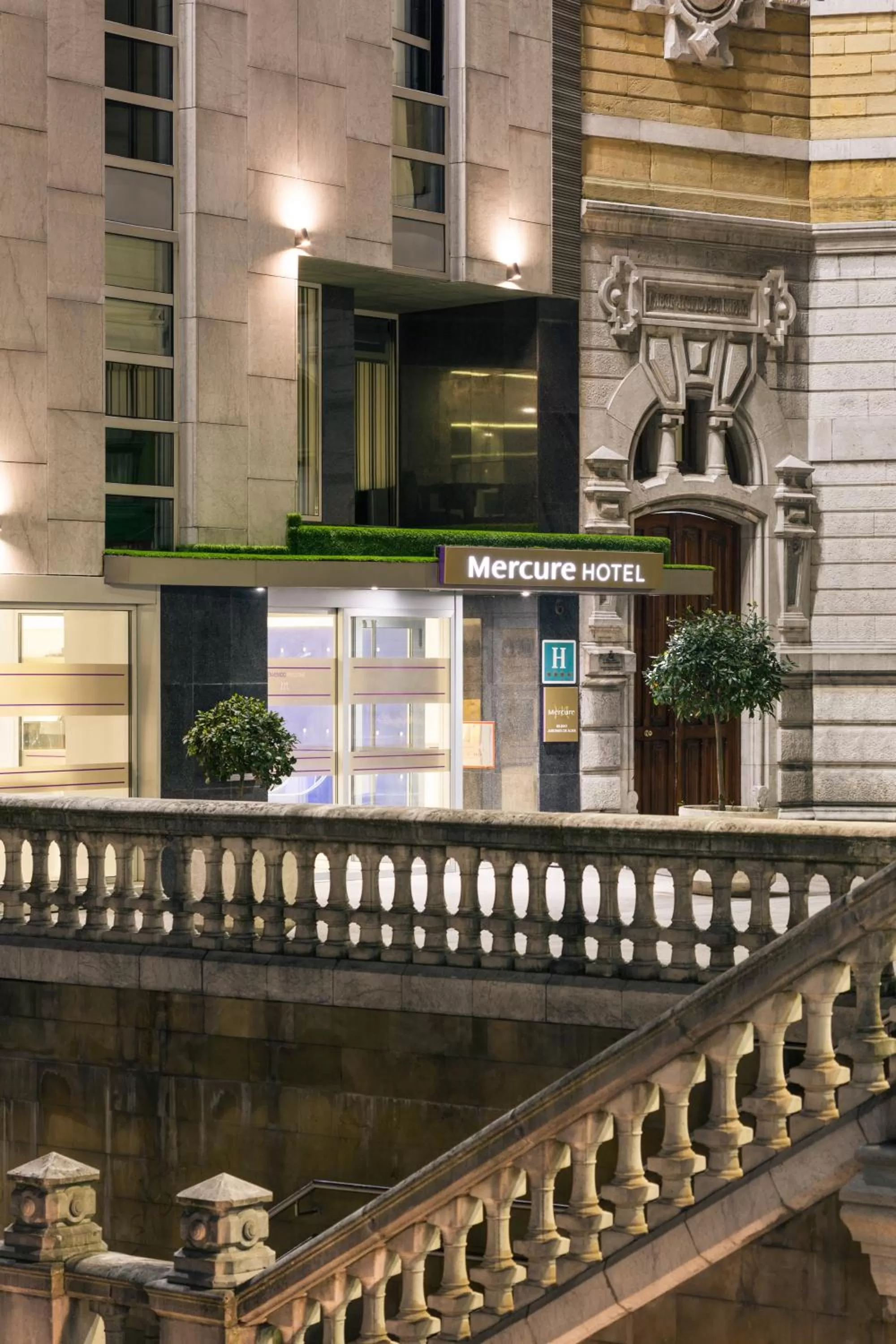 Property building in Hotel Mercure Jardines de Albia