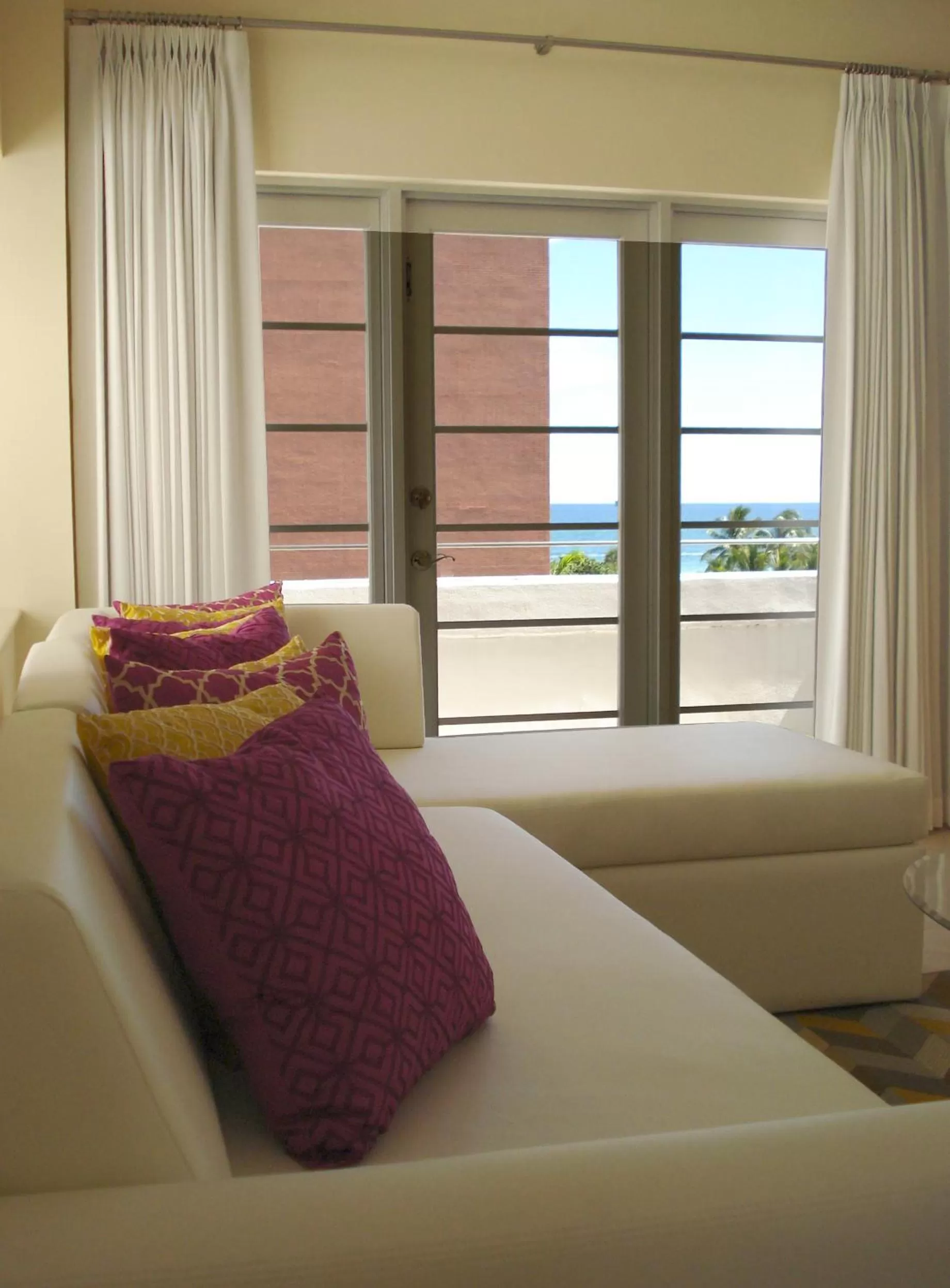 Living room, Bed in Westover Arms Hotel