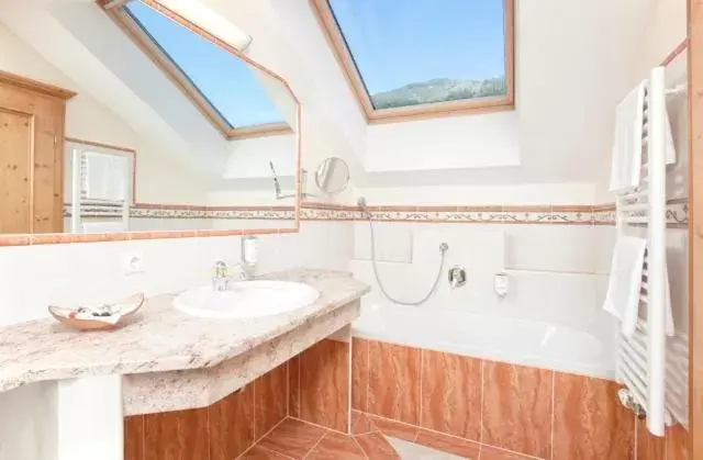 Deluxe Double Room with Bath in Hotel Elisabeth, 4 Sterne Superior Deluxe Double Room with Bath in Hotel Elisabeth, 4 Sterne Superior