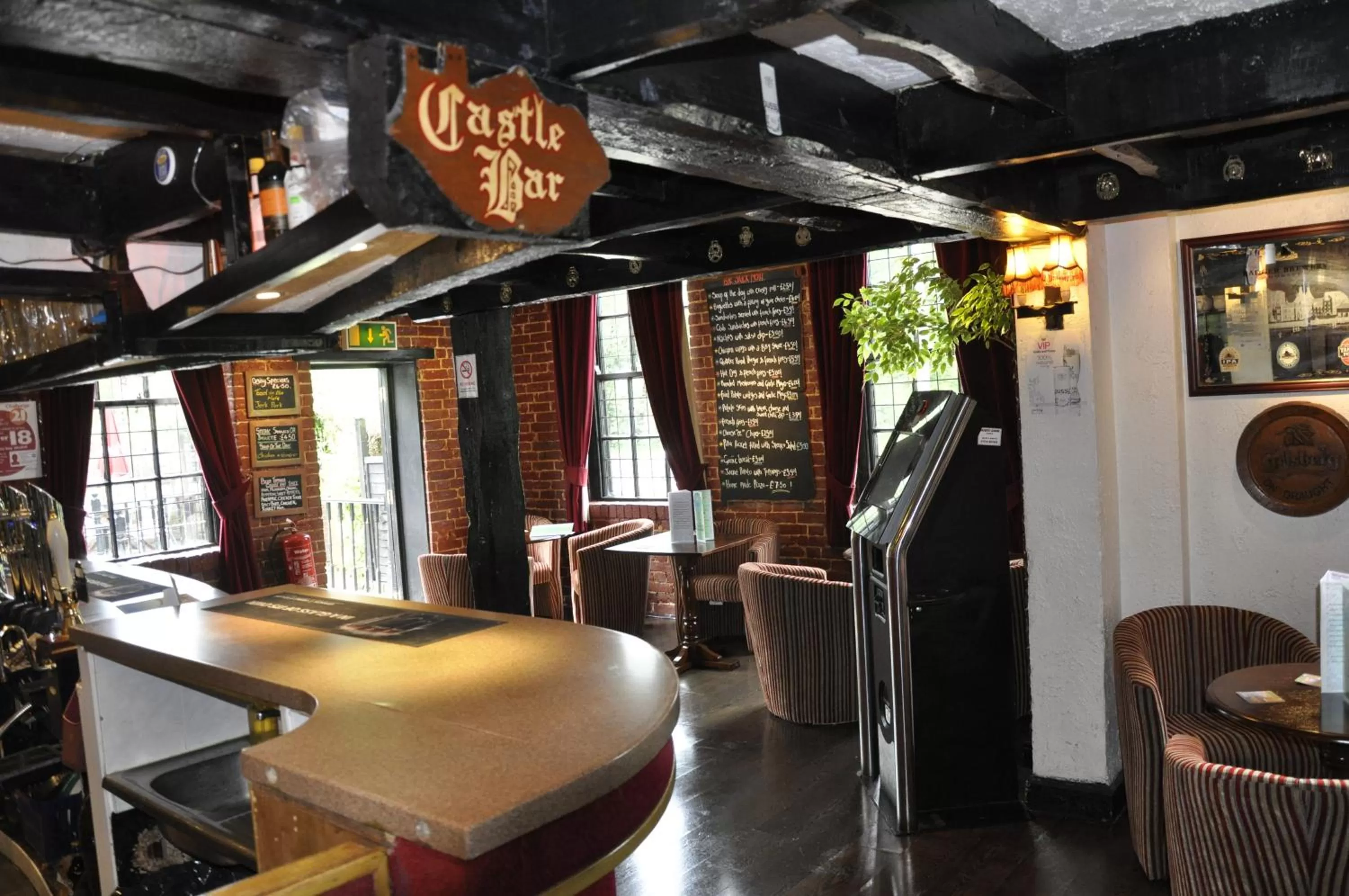 Lounge or bar in The Roundabout Hotel