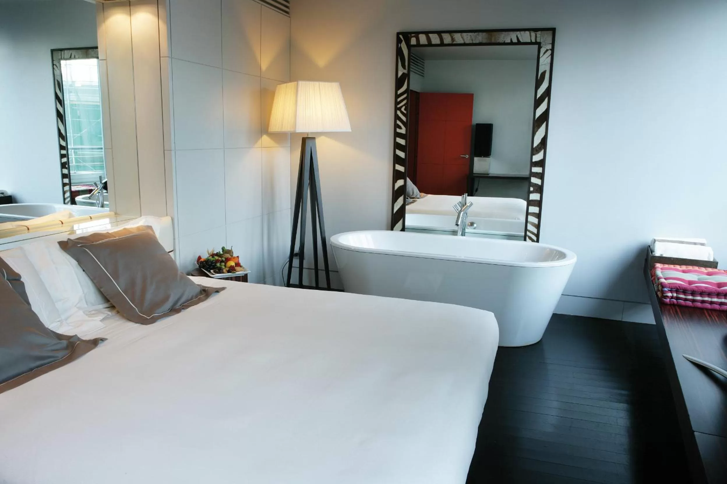 Bedroom, Bed in Sina The Gray