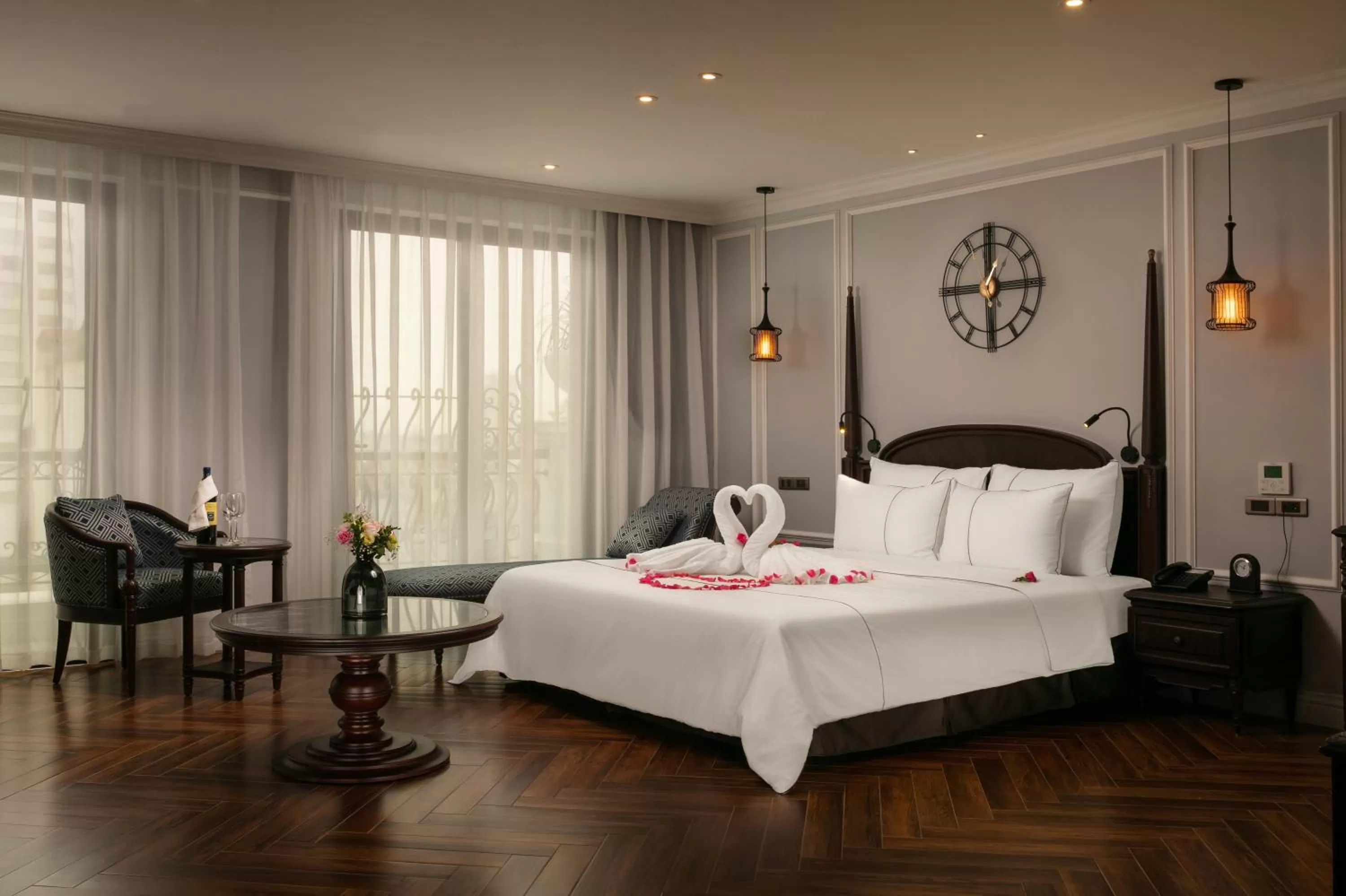 Photo of the whole room, Bed in Canary Hotel