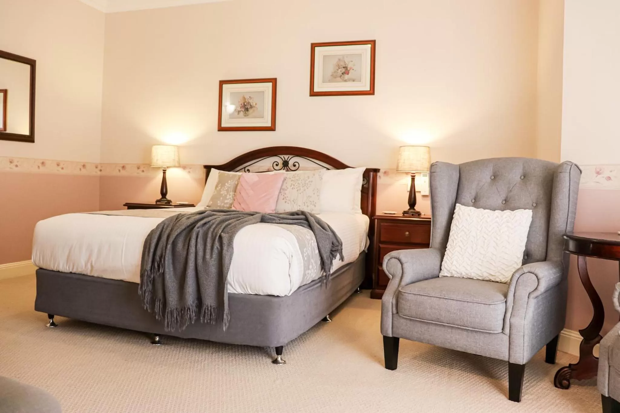 Bed in Plumes Boutique Bed & Breakfast