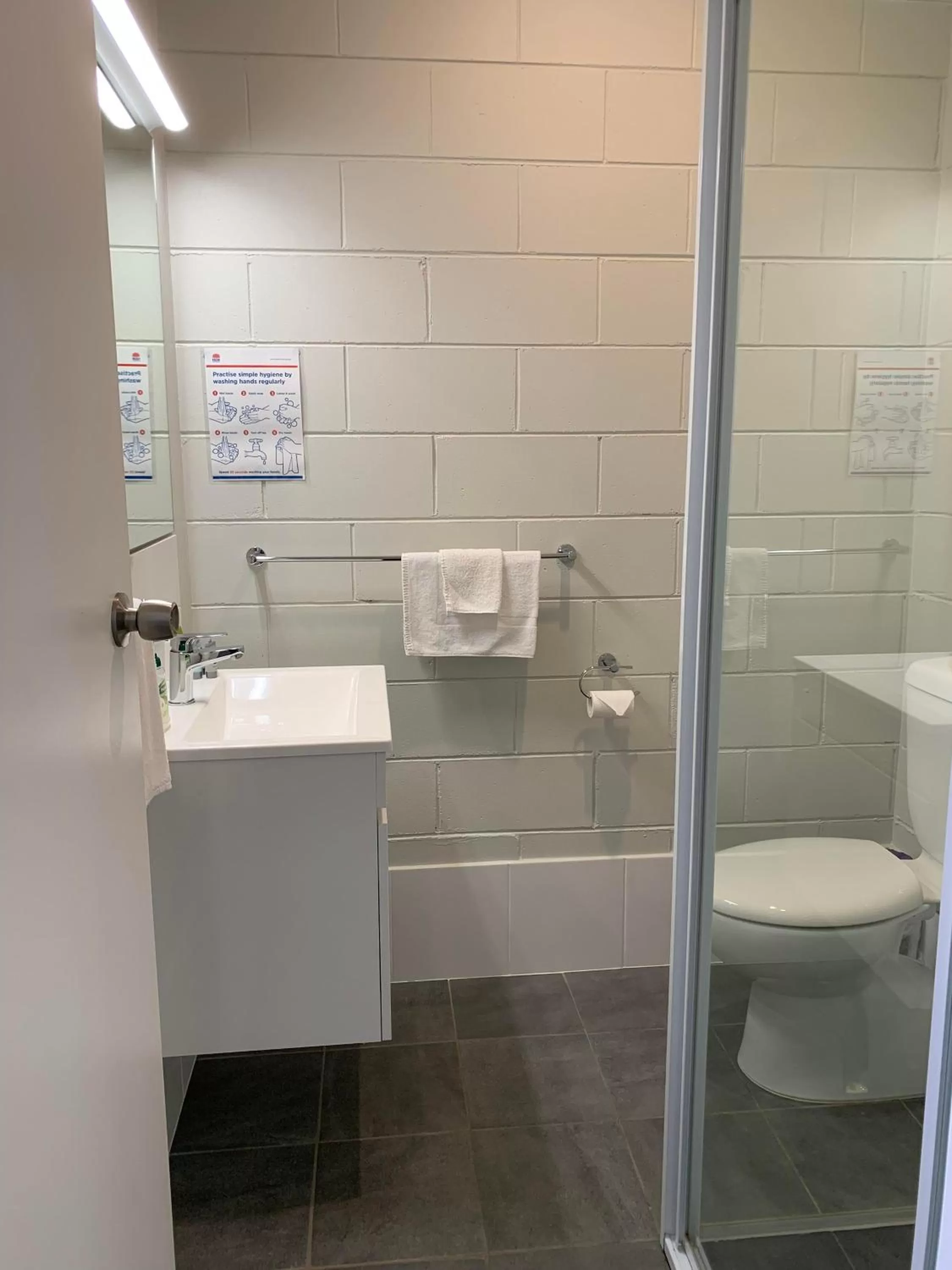 Bathroom in Mudgee Vineyard Motor Inn