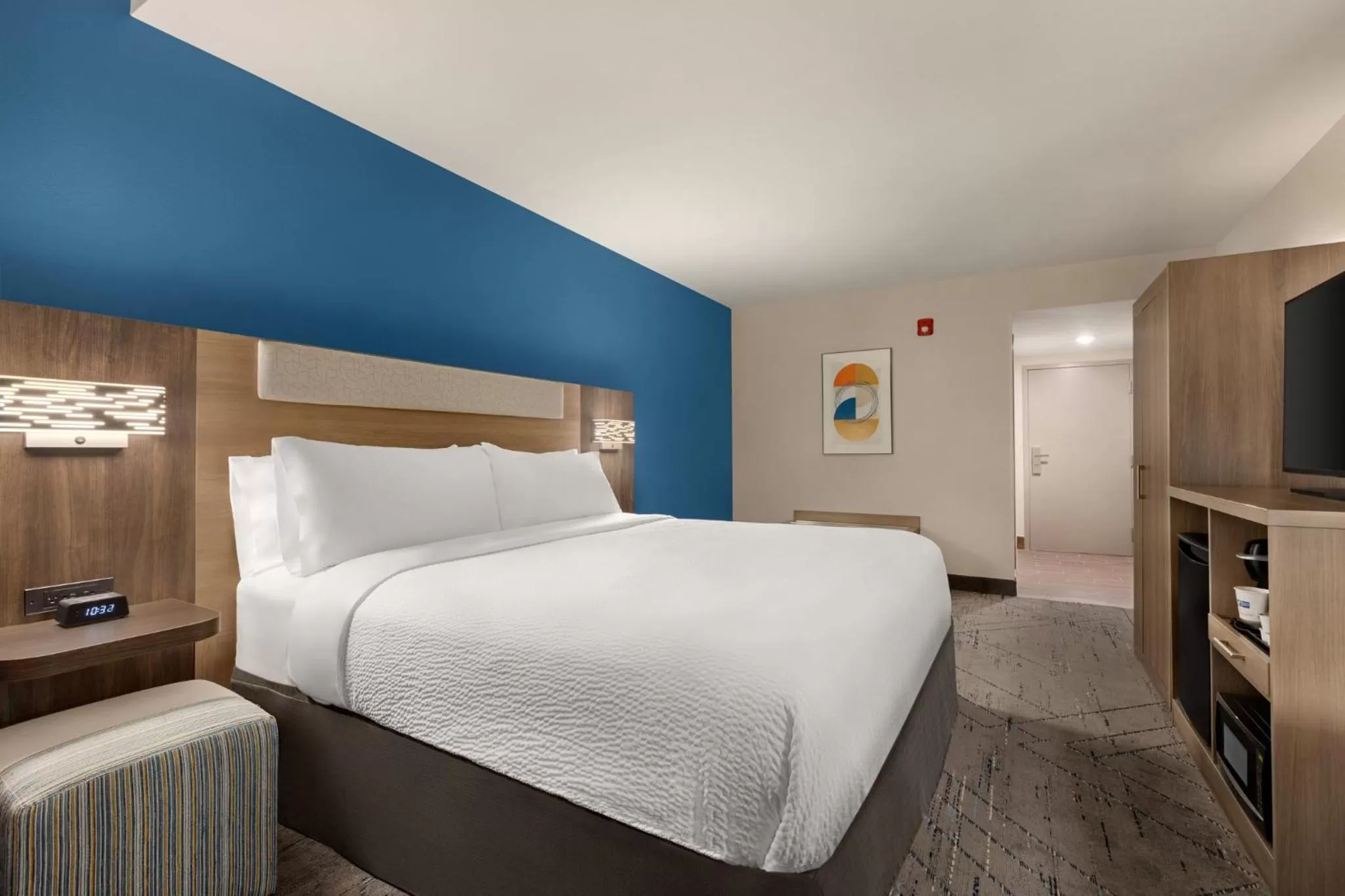 Photo of the whole room, Bed in Holiday Inn Express & Suites Evansville Downtown by IHG