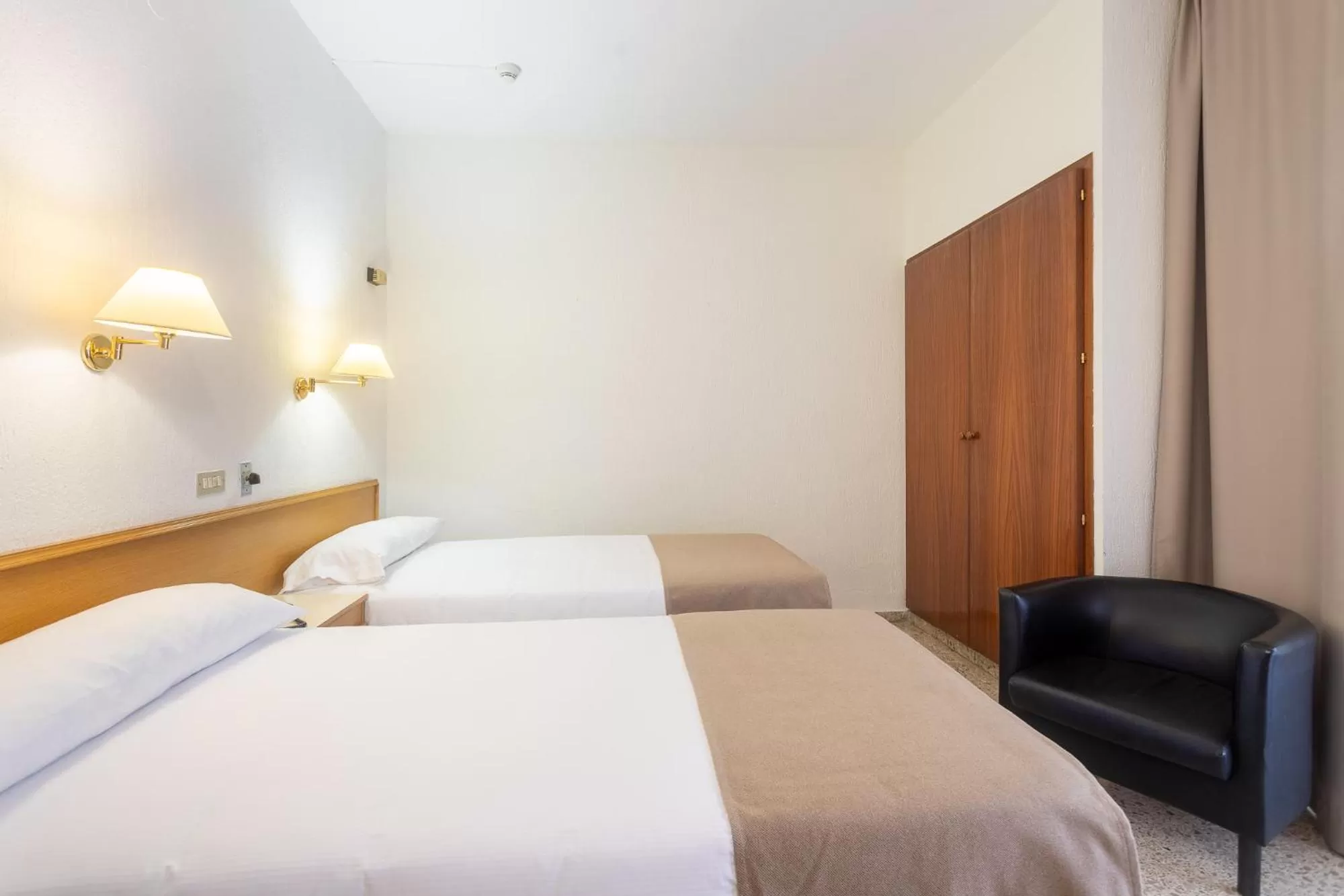 Bedroom, Bed in Hotel Leuka