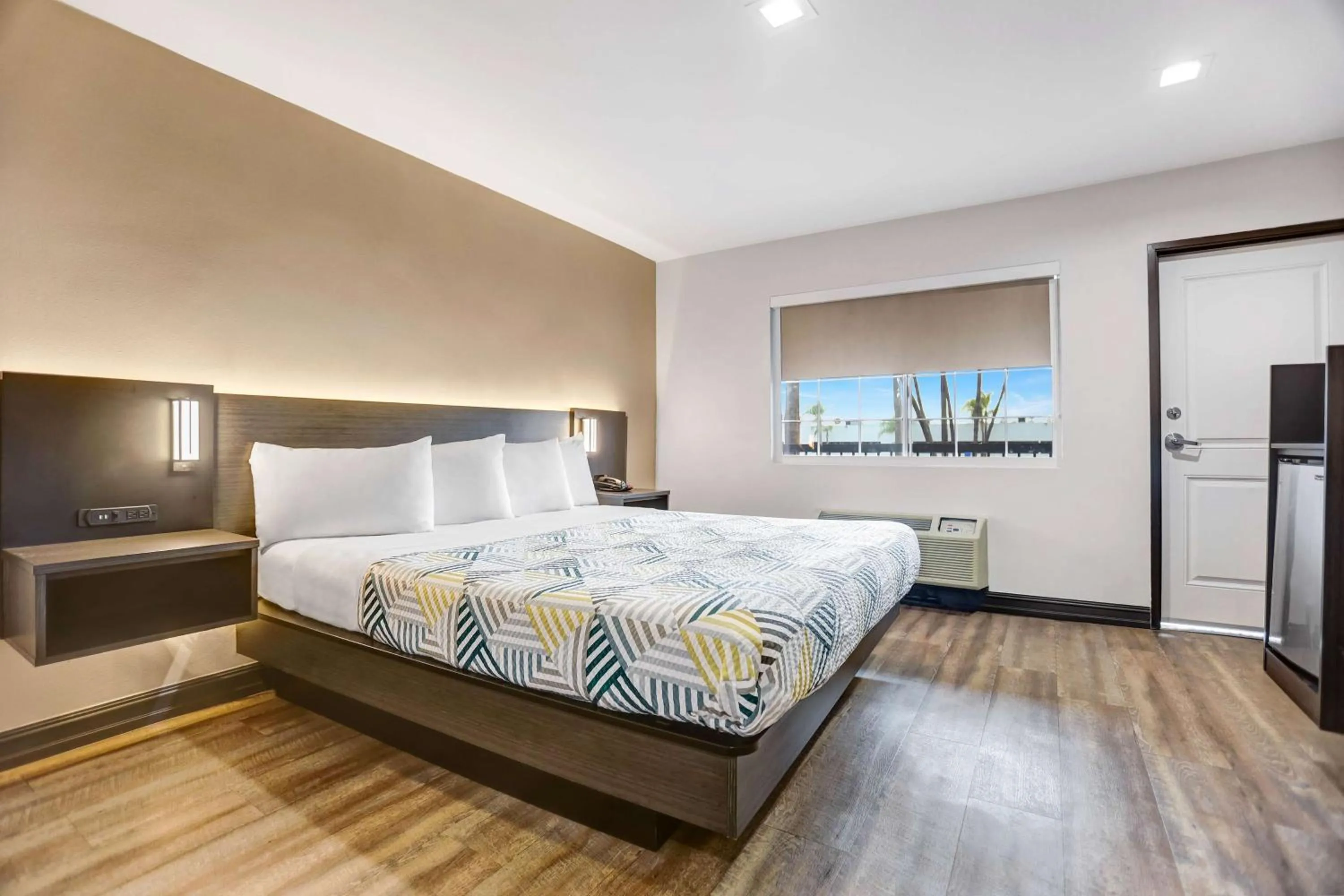 Photo of the whole room, Bed in Motel 6 San Diego, CA Airport Harbor