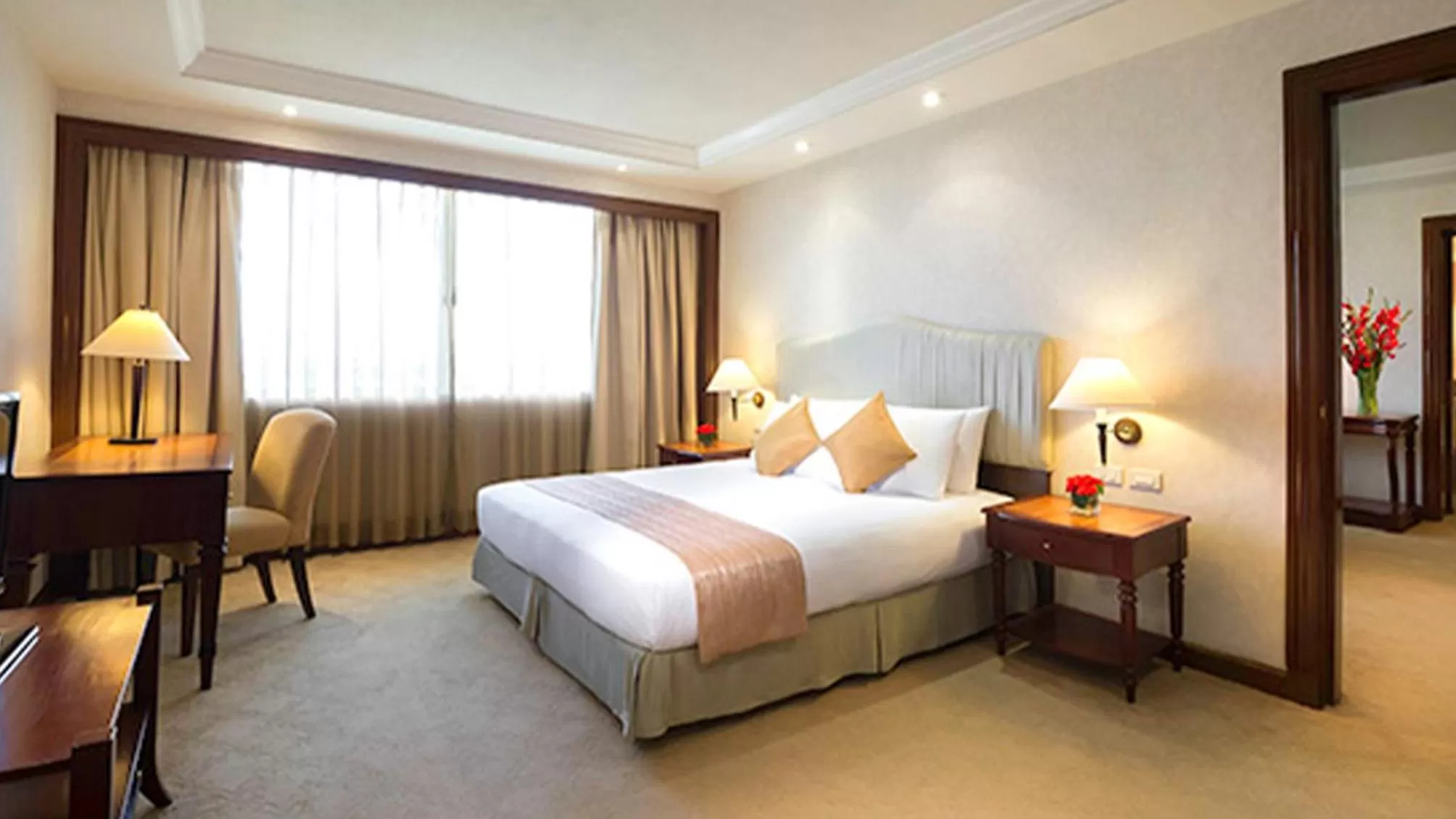Photo of the whole room, Bed in Marco Polo Plaza Cebu
