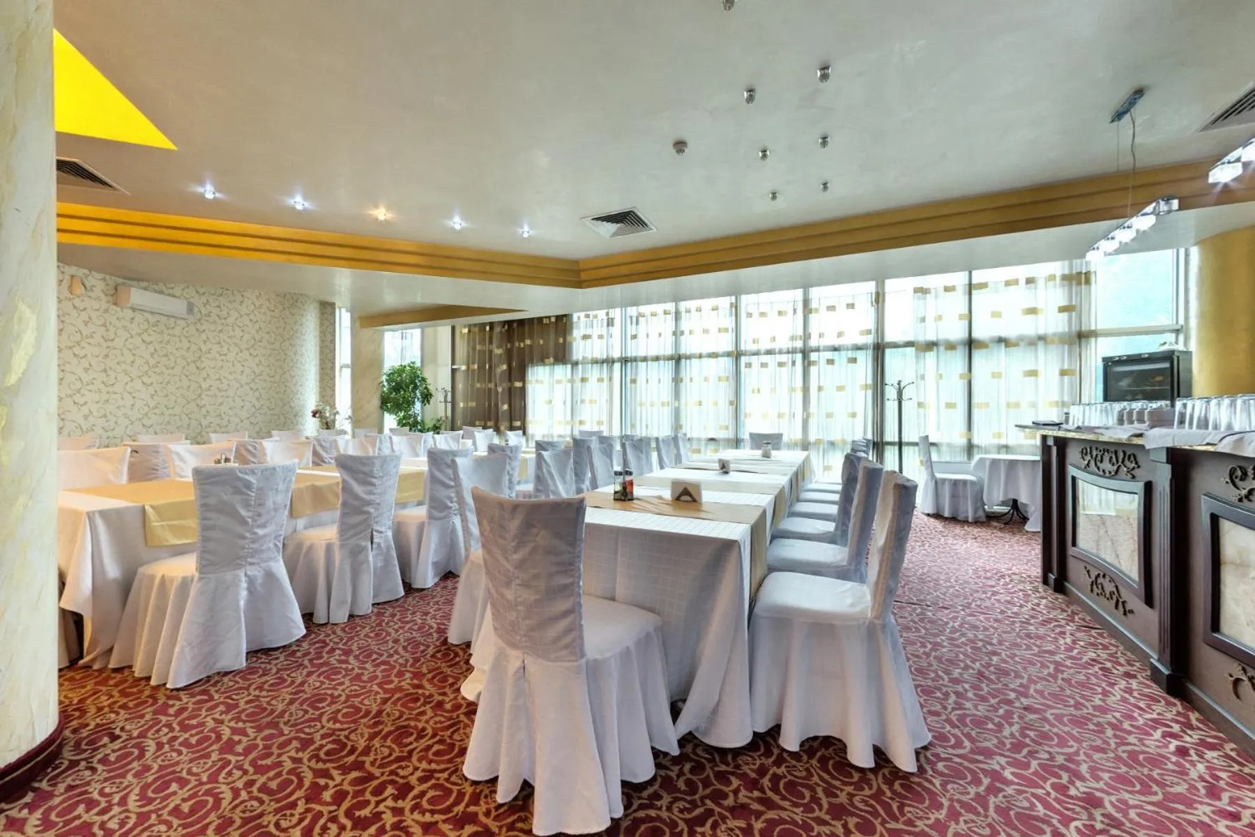 Restaurant/places to eat in Merian Palace Hotel