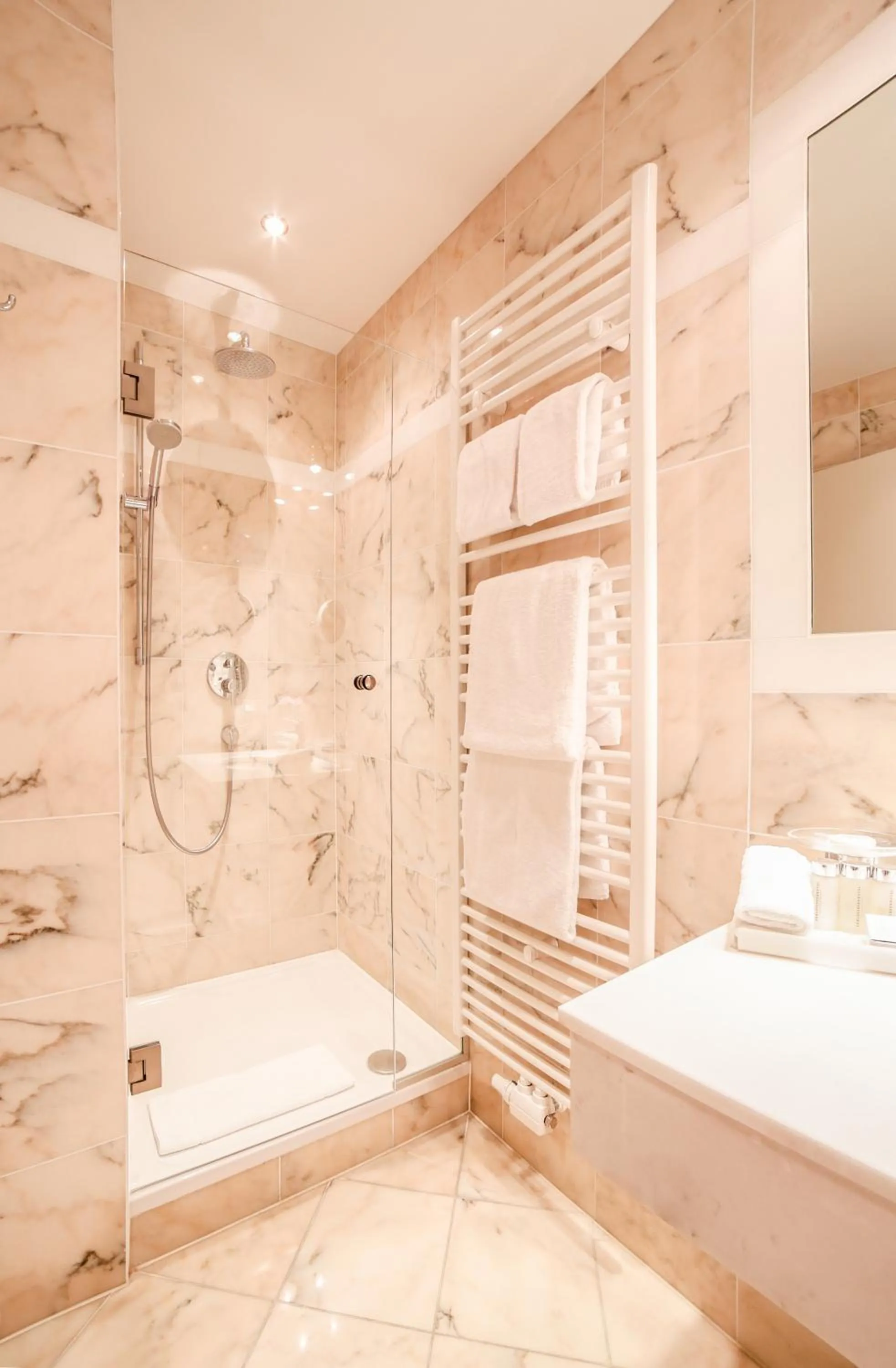 Shower, Bed in Schlossberghotel