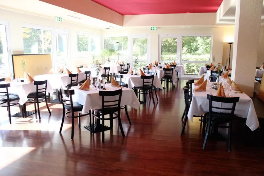 Restaurant/places to eat in Ara Classic