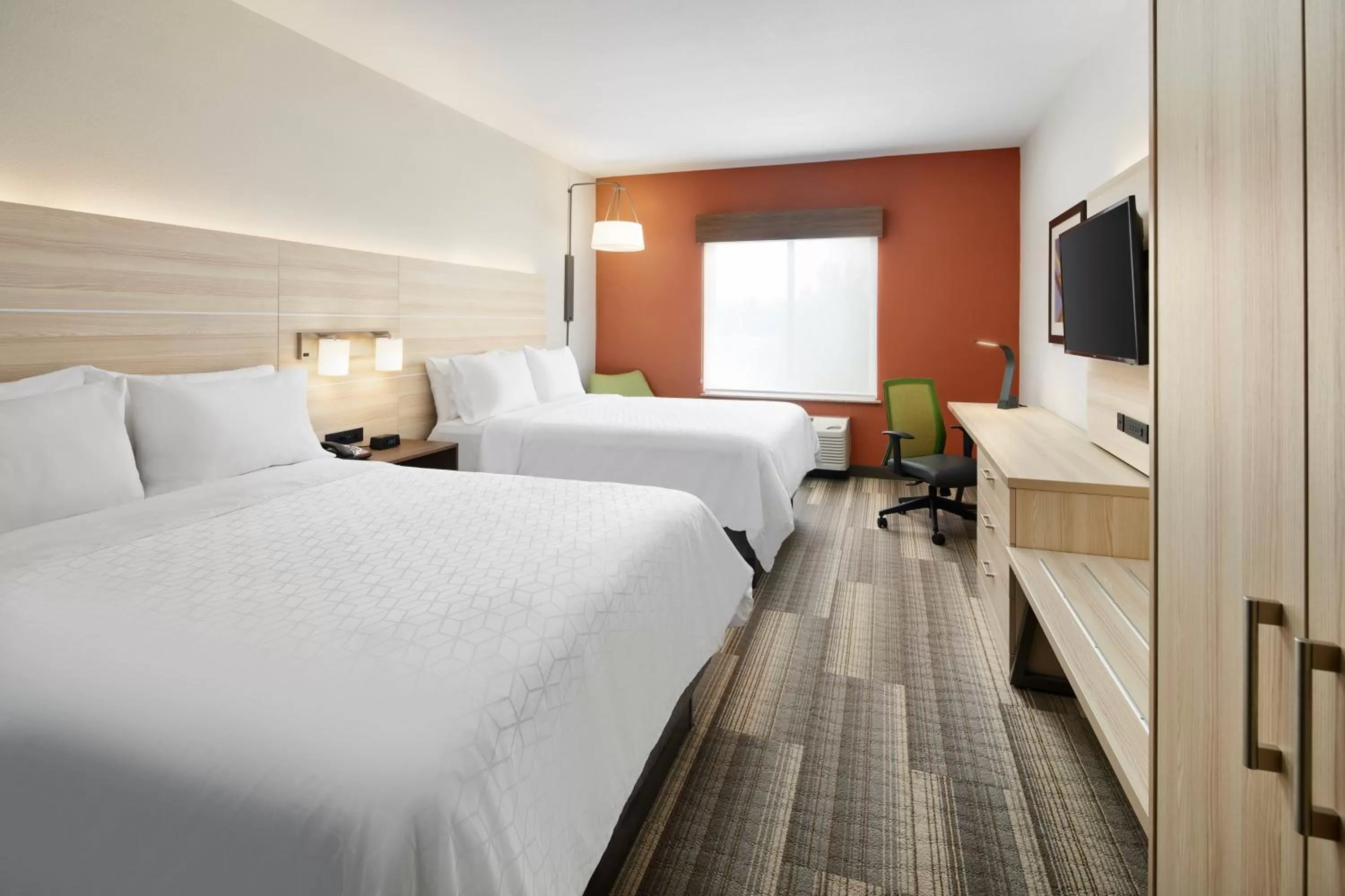 Photo of the whole room, Bed in Holiday Inn Express Hotel & Suites Salem by IHG