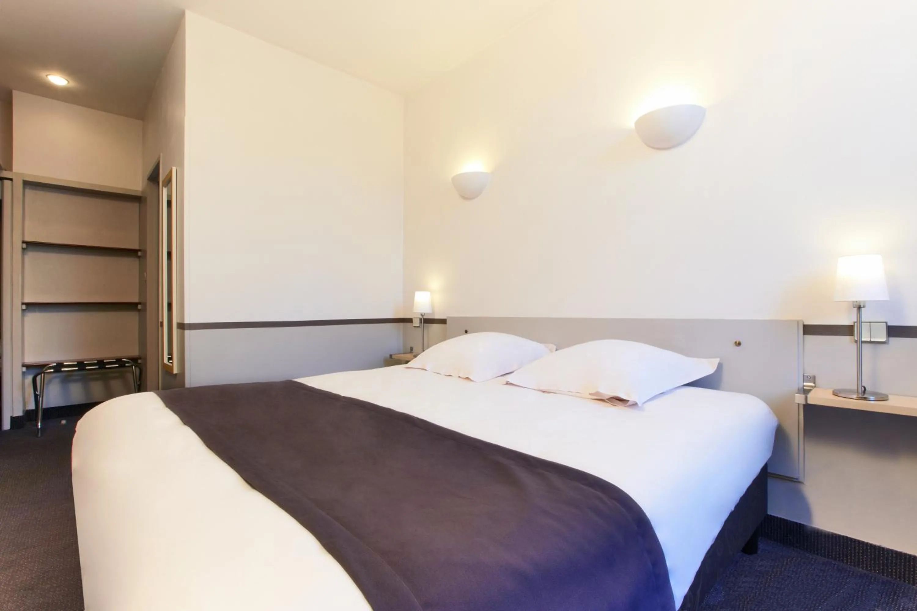 Bedroom, Bed in Kyriad Nimes Centre