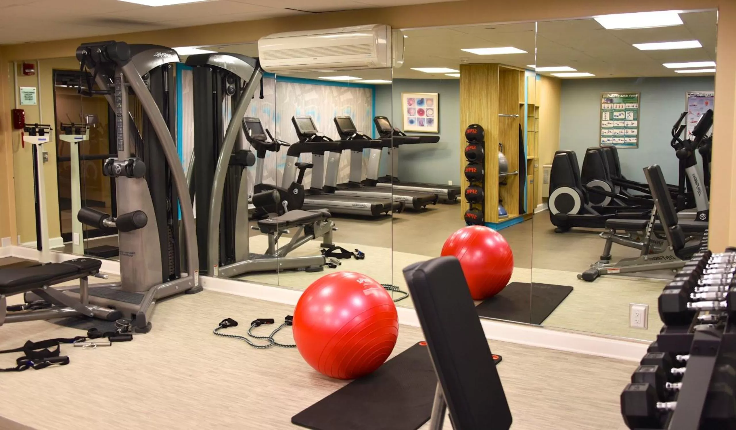 Spa and wellness centre/facilities in Crowne Plaza Boston - Woburn by IHG