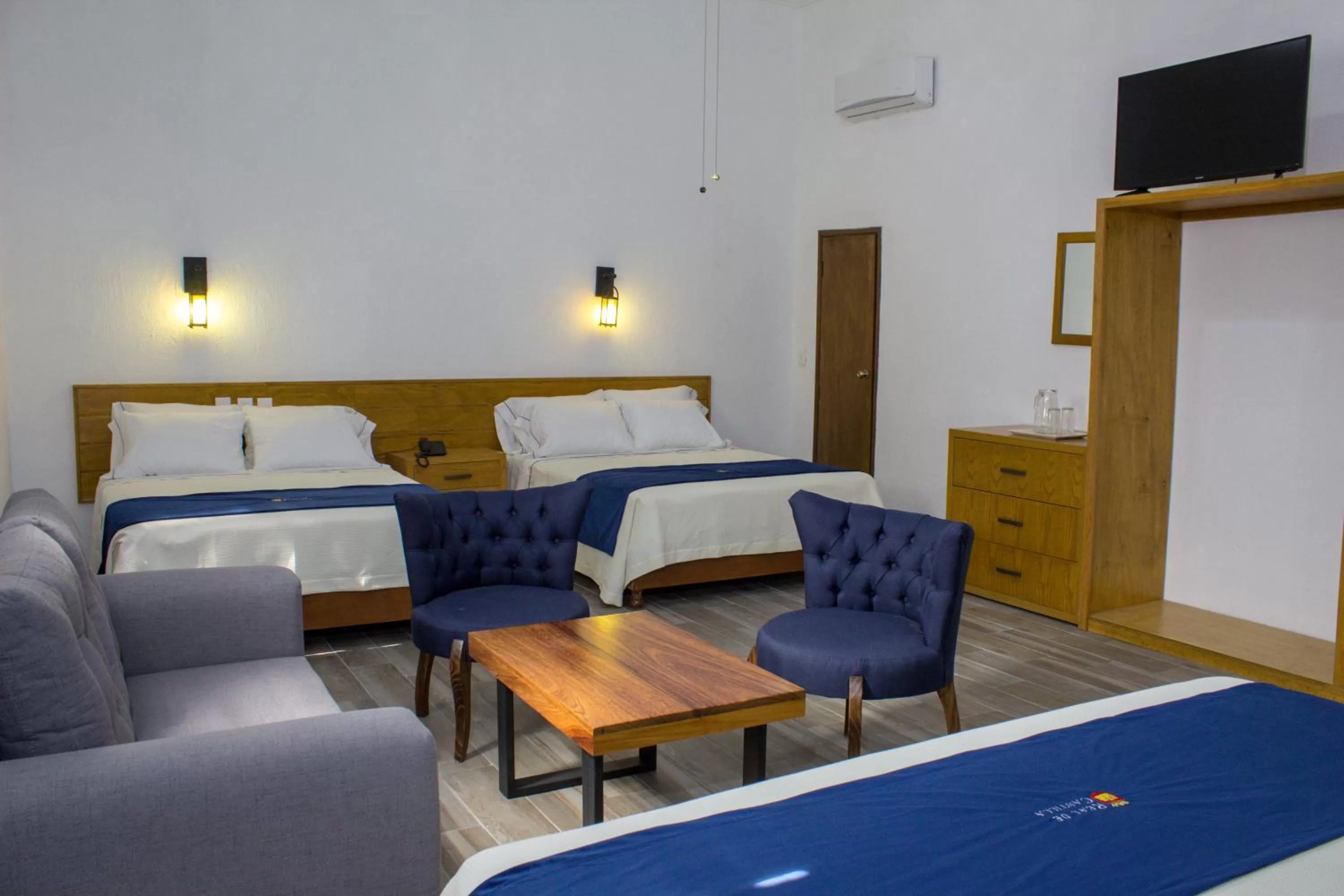 Photo of the whole room, Bed in Hotel Real de Castilla Colonial