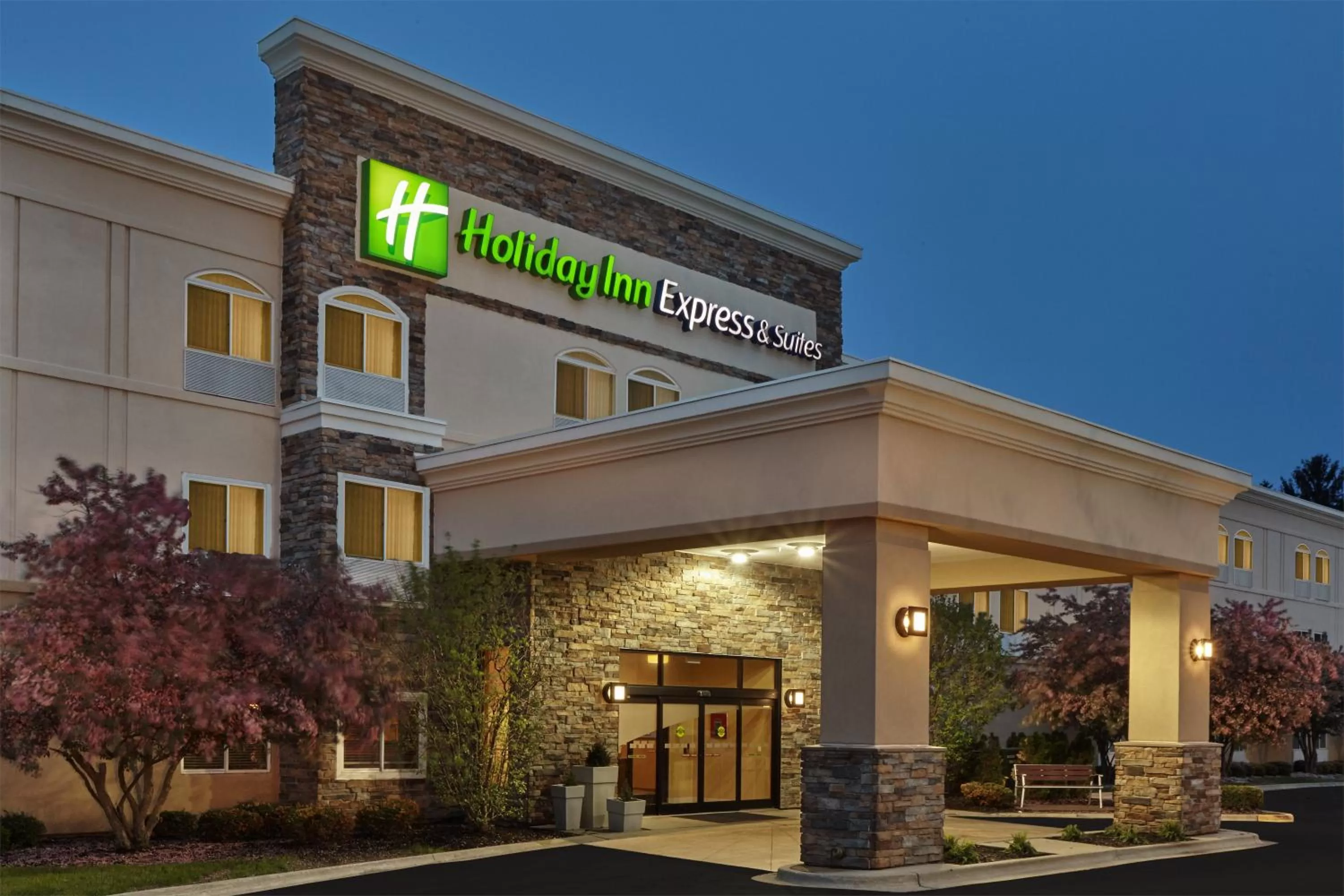 Property building in Holiday Inn Express & Suites Chicago-Libertyville by IHG