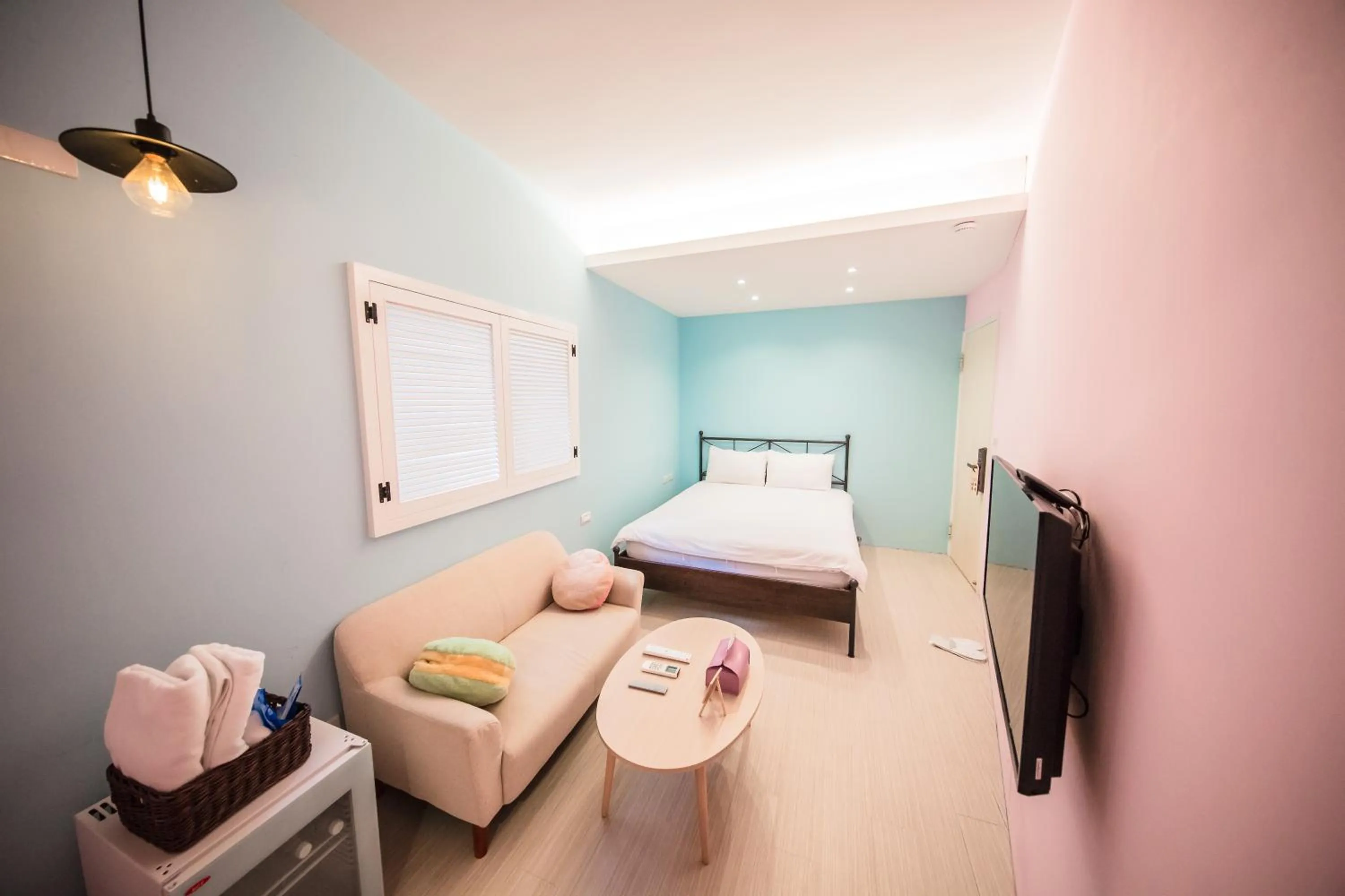 Photo of the whole room, Bed in Urban