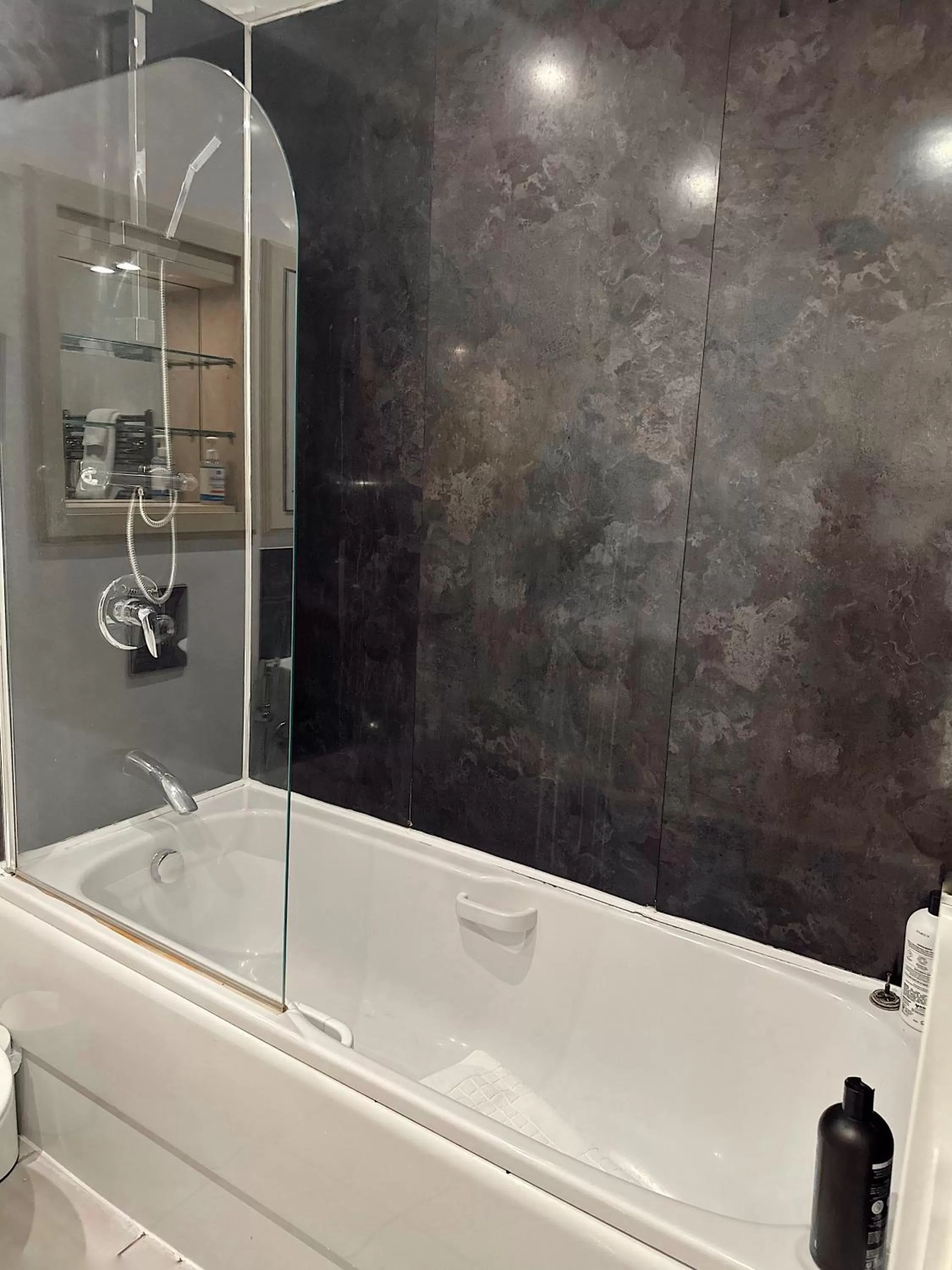 Bathroom in Canary Wharf - Luxury Apartments