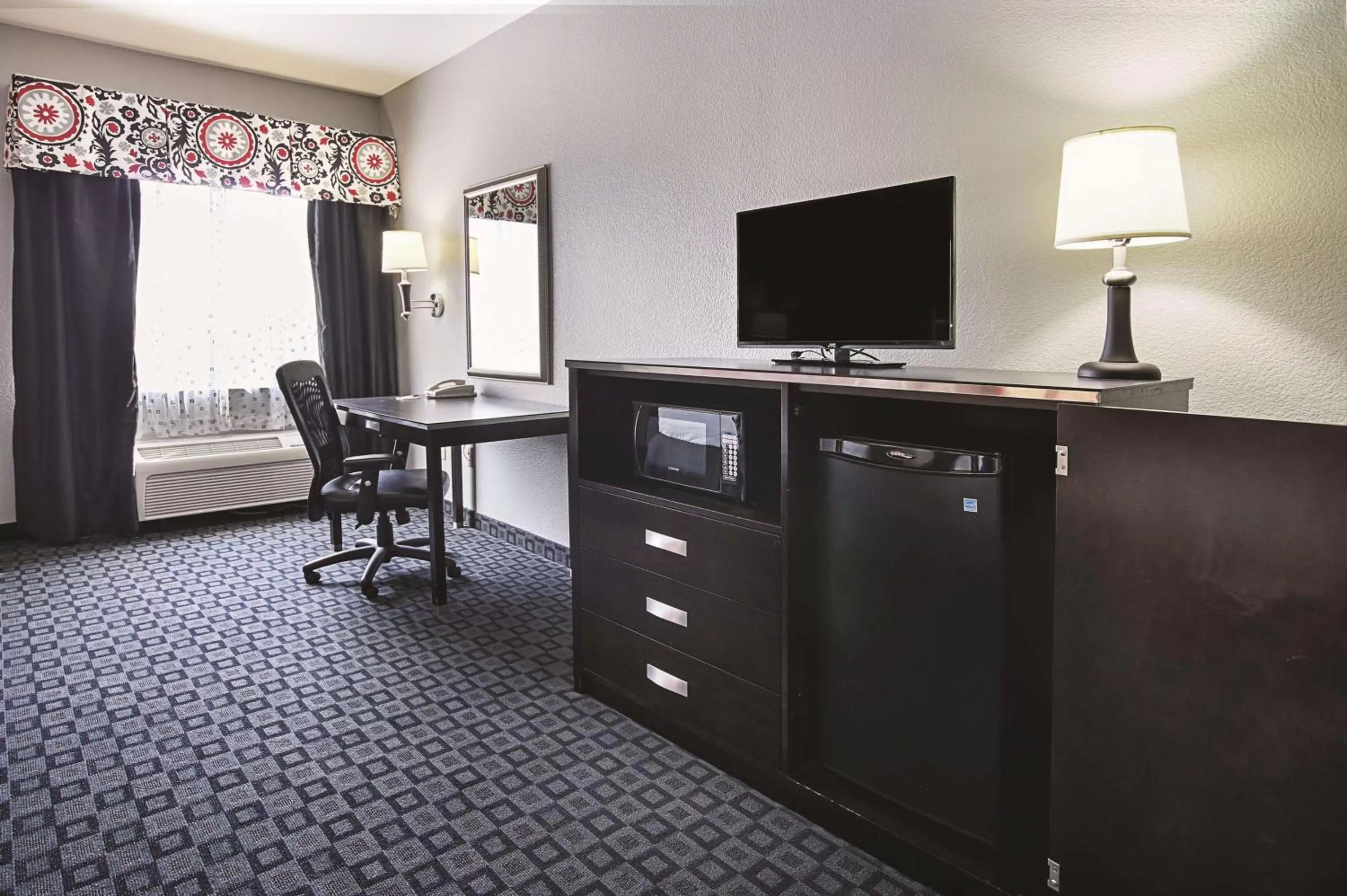Communal lounge/ TV room in La Quinta Inn & Suites by Wyndham South Dallas - Hutchins