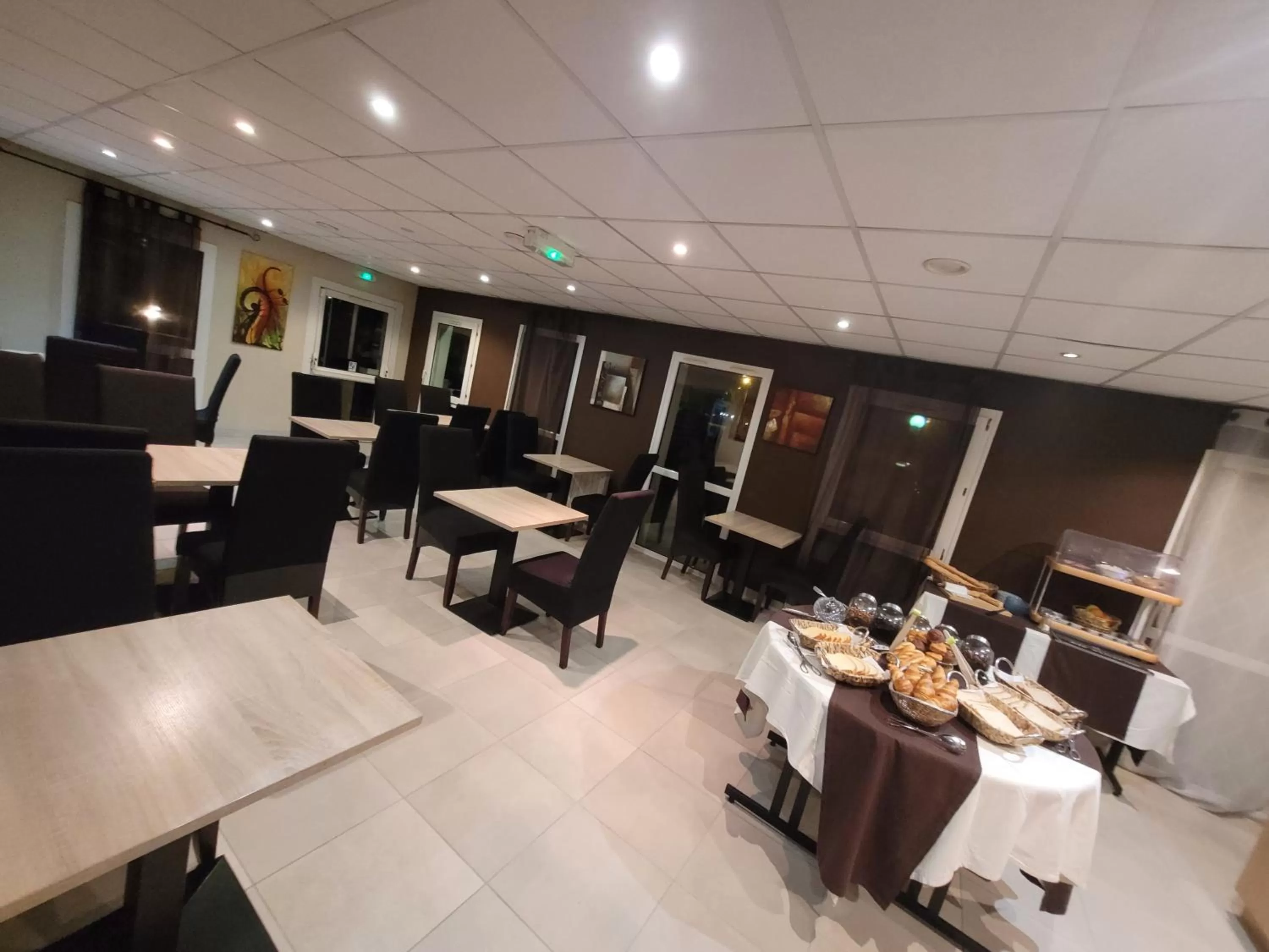 Breakfast in Hôtel Le Cosy Blois Villebarou