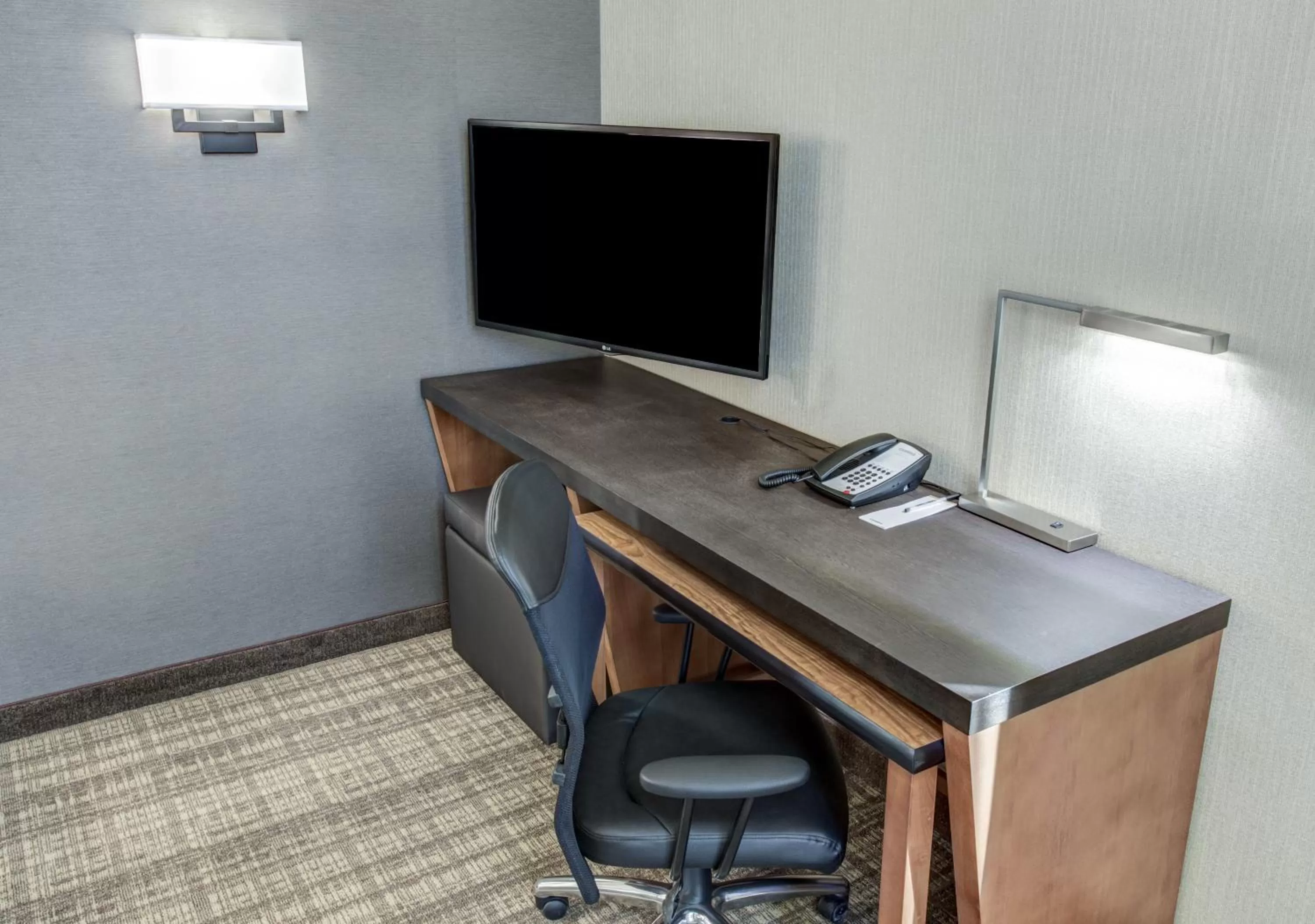 TV and multimedia in Cambria Hotel Plano - Frisco