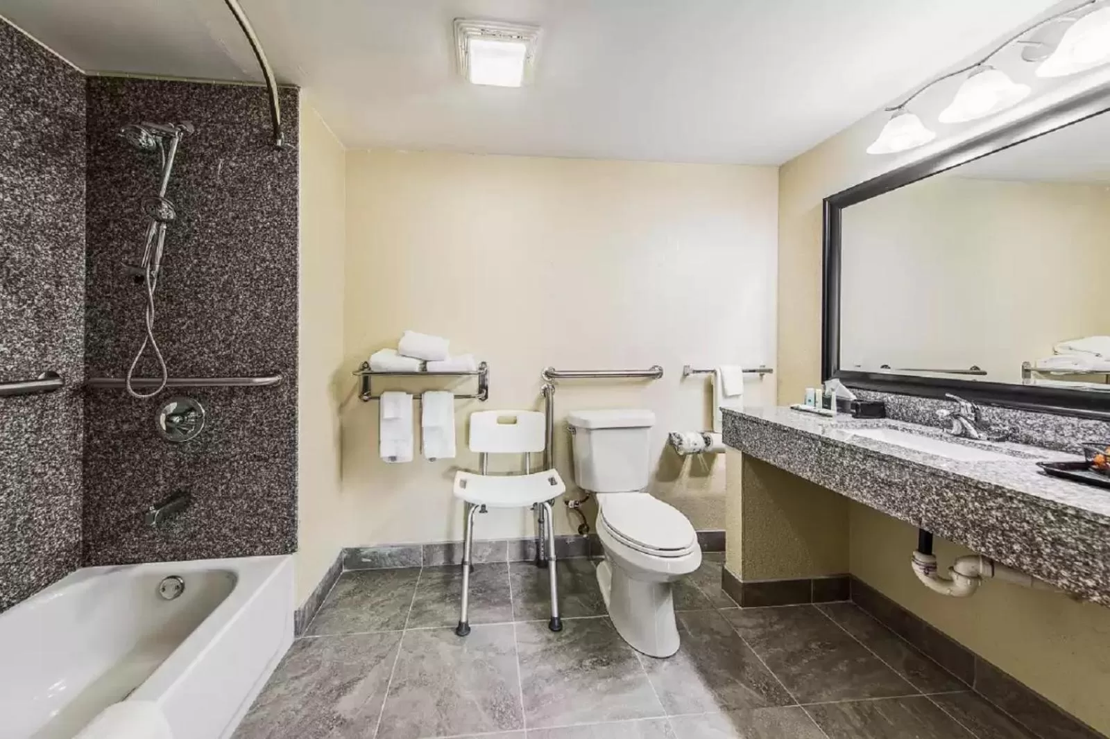 Shower in Quality Inn Forest City