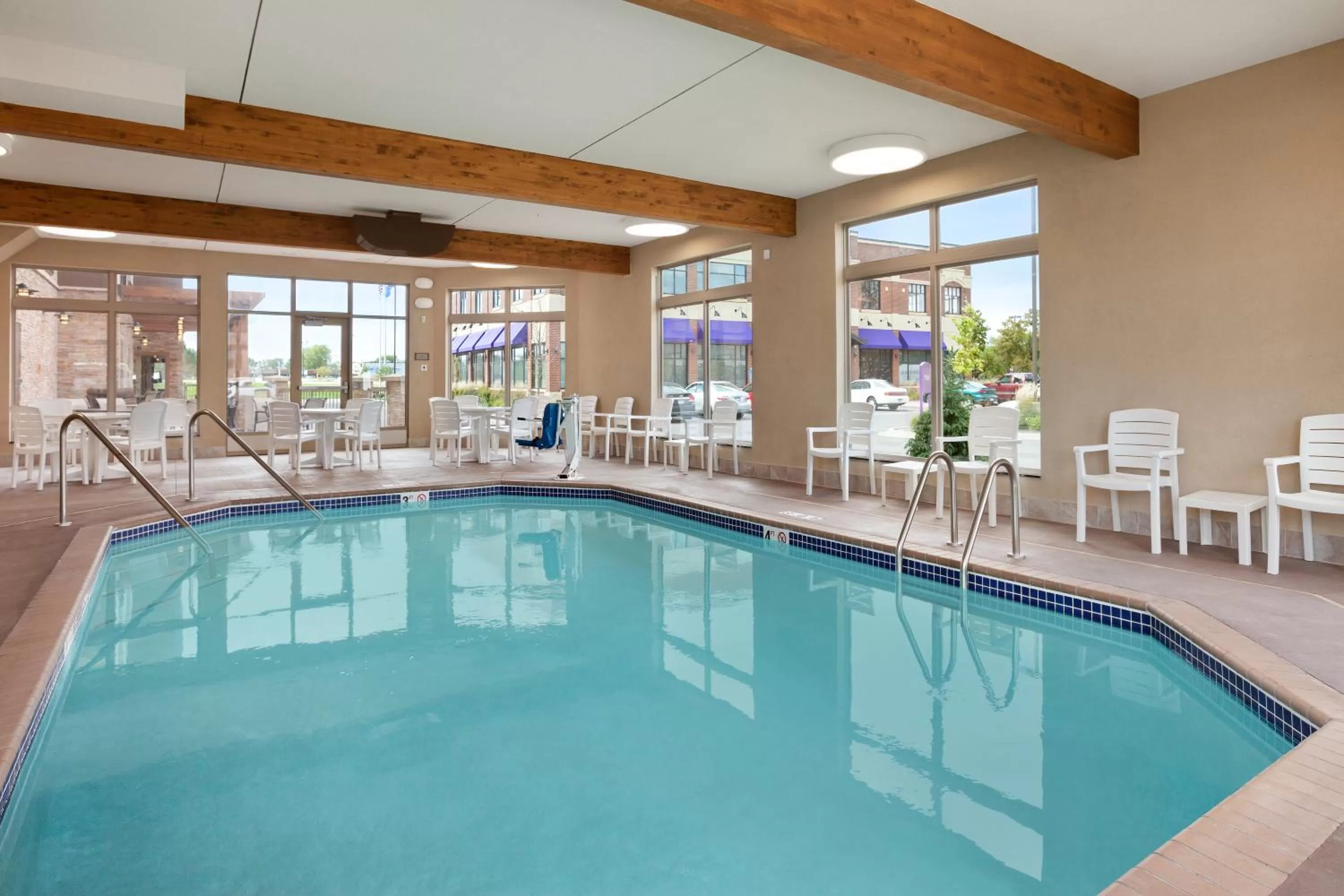 Swimming pool in Country Inn & Suites by Radisson Roseville - St Paul