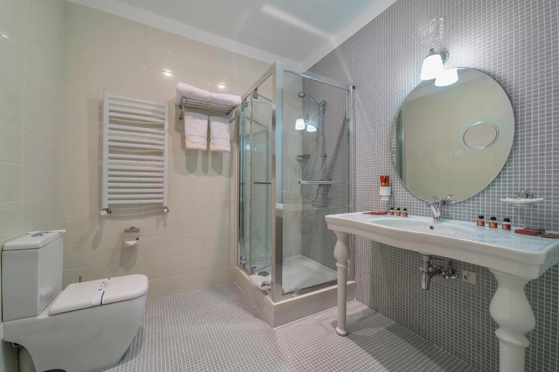 Bathroom in Alarus Luxe Hotel