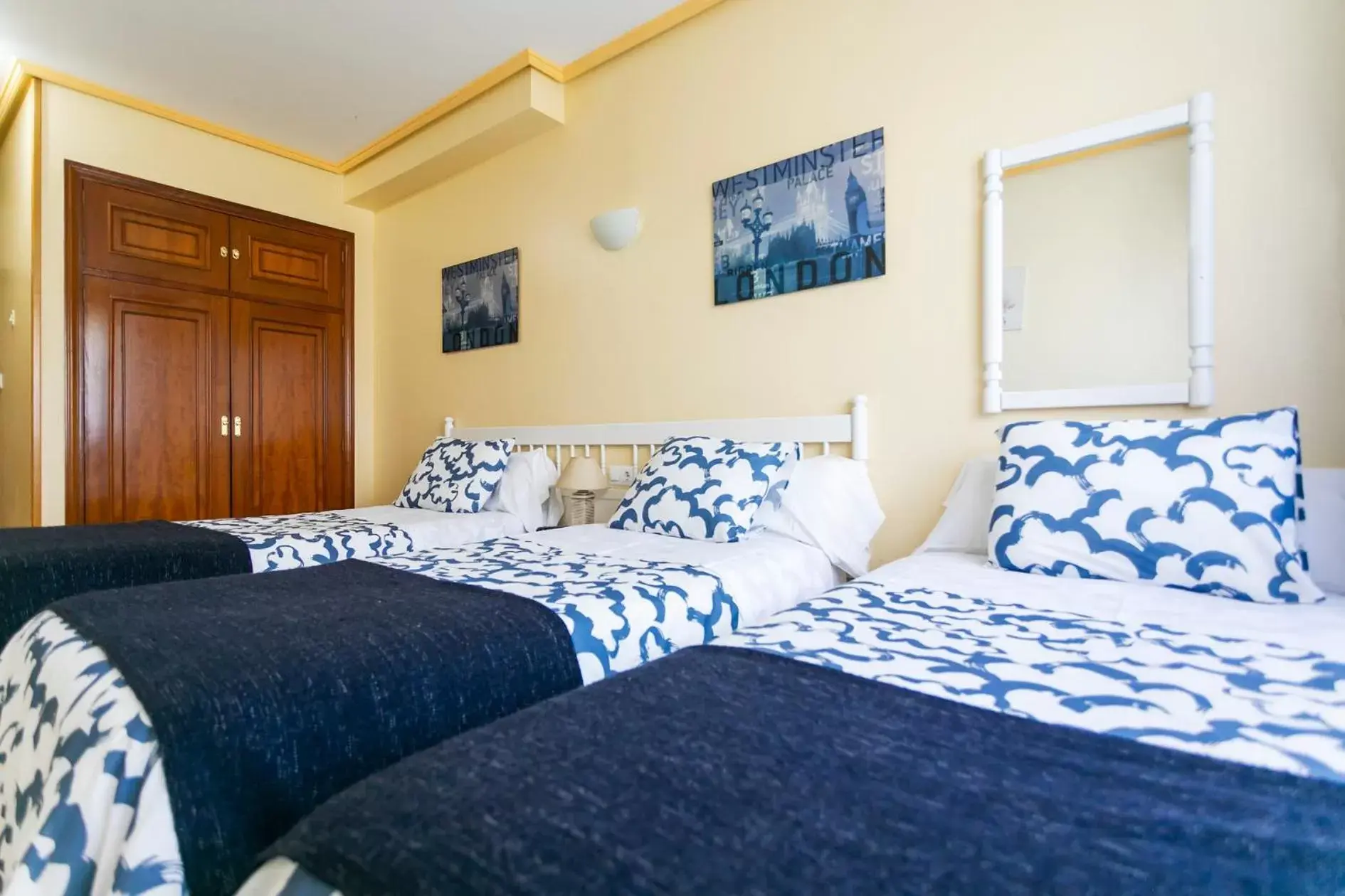 Triple Room in Hotel América Ferrol Triple Room in Hotel América Ferrol