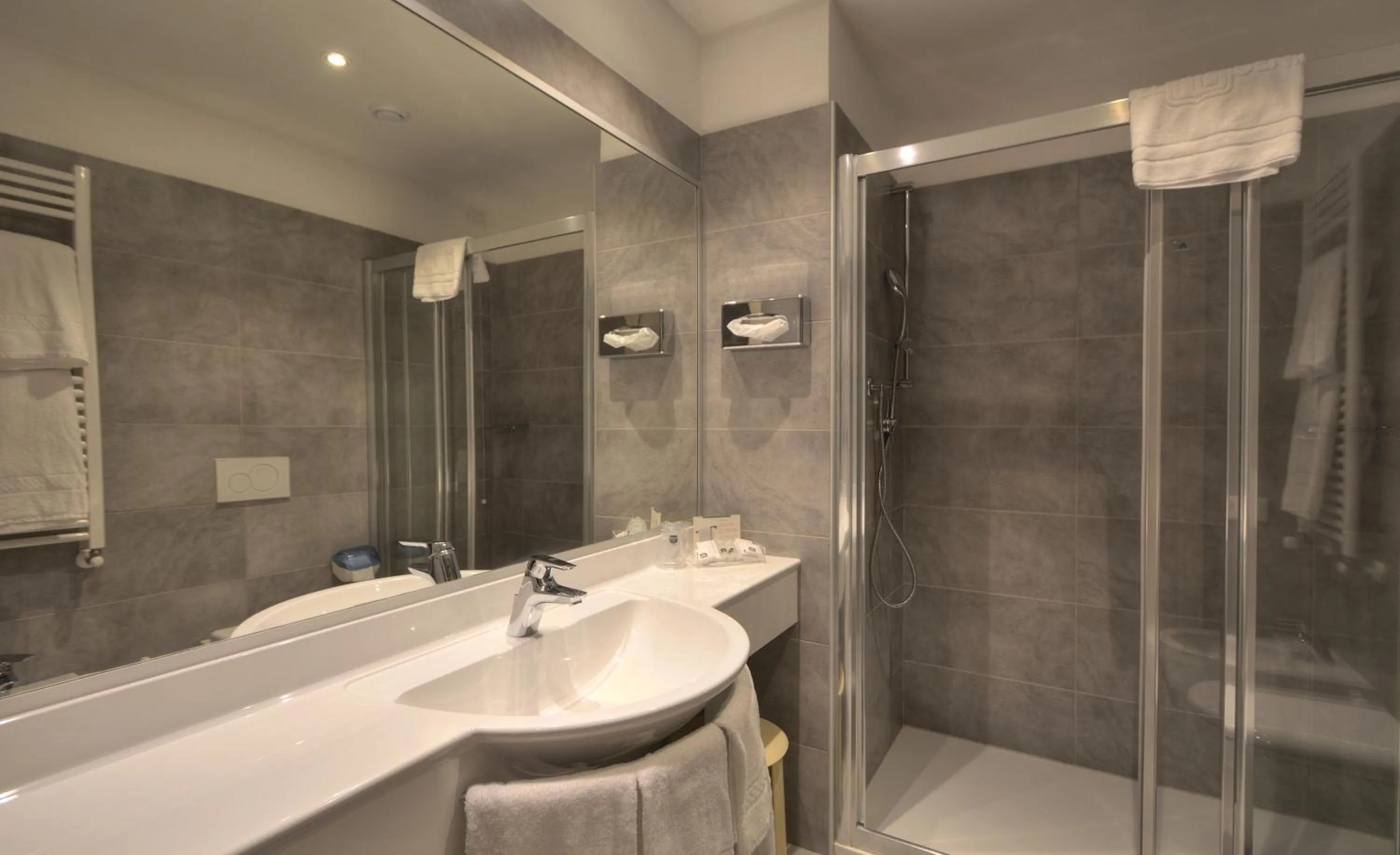 Bathroom in Best Western Hotel Genio