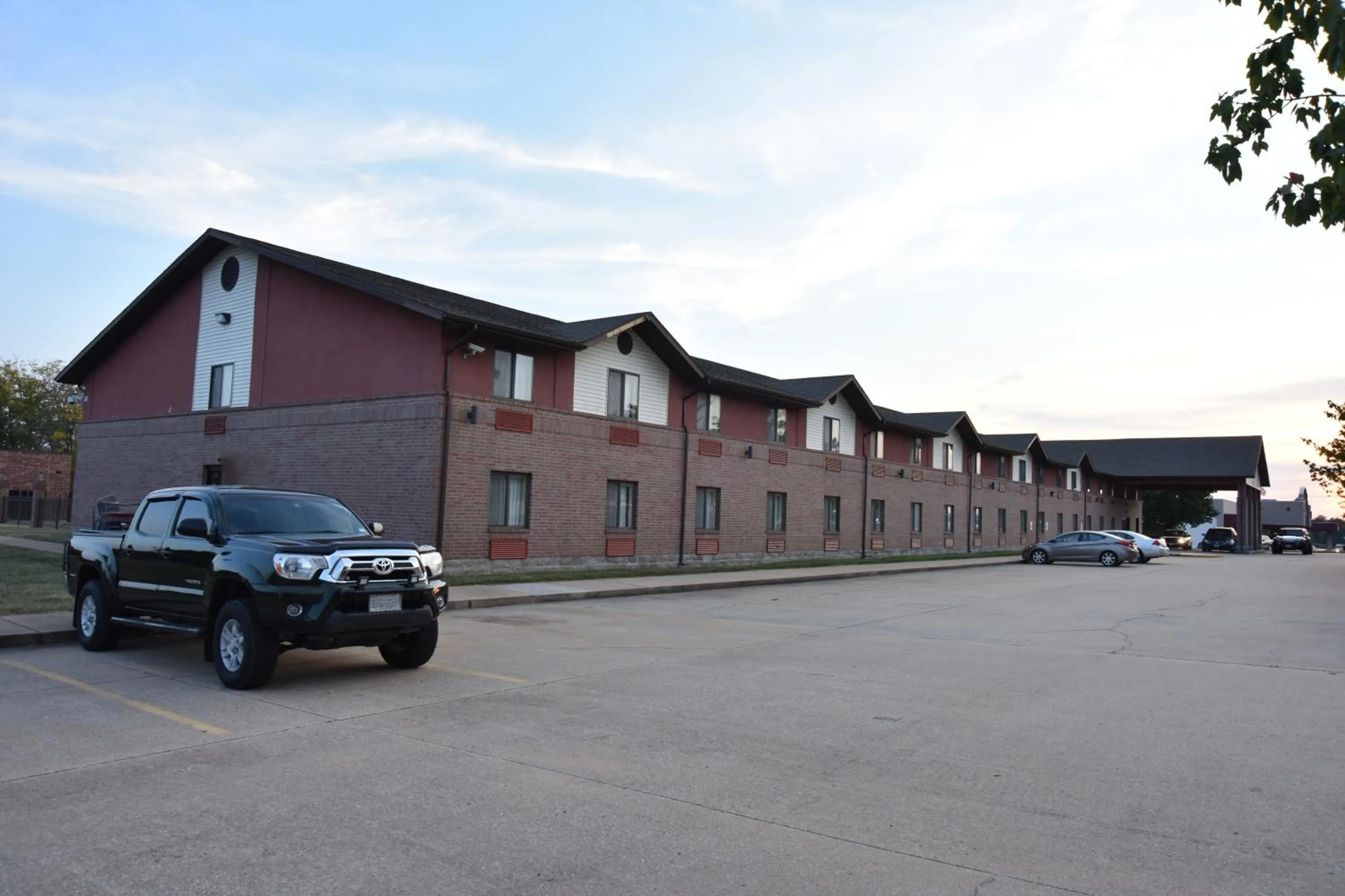 Property building in Super 8 by Wyndham Springfield-Battlefield