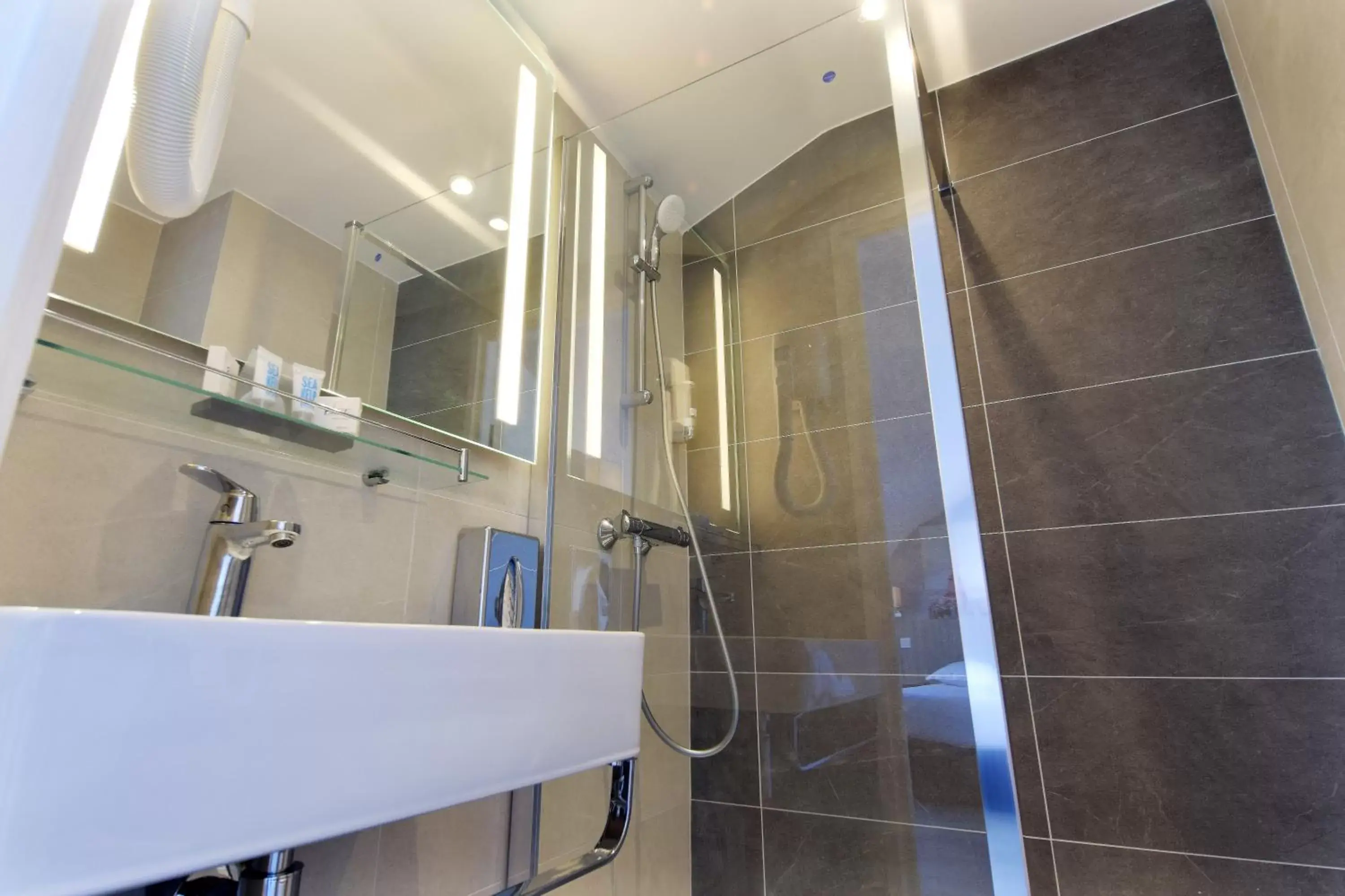 Single Room in Avia Hôtel Saphir Montparnasse Single Room in Avia Hôtel Saphir Montparnasse