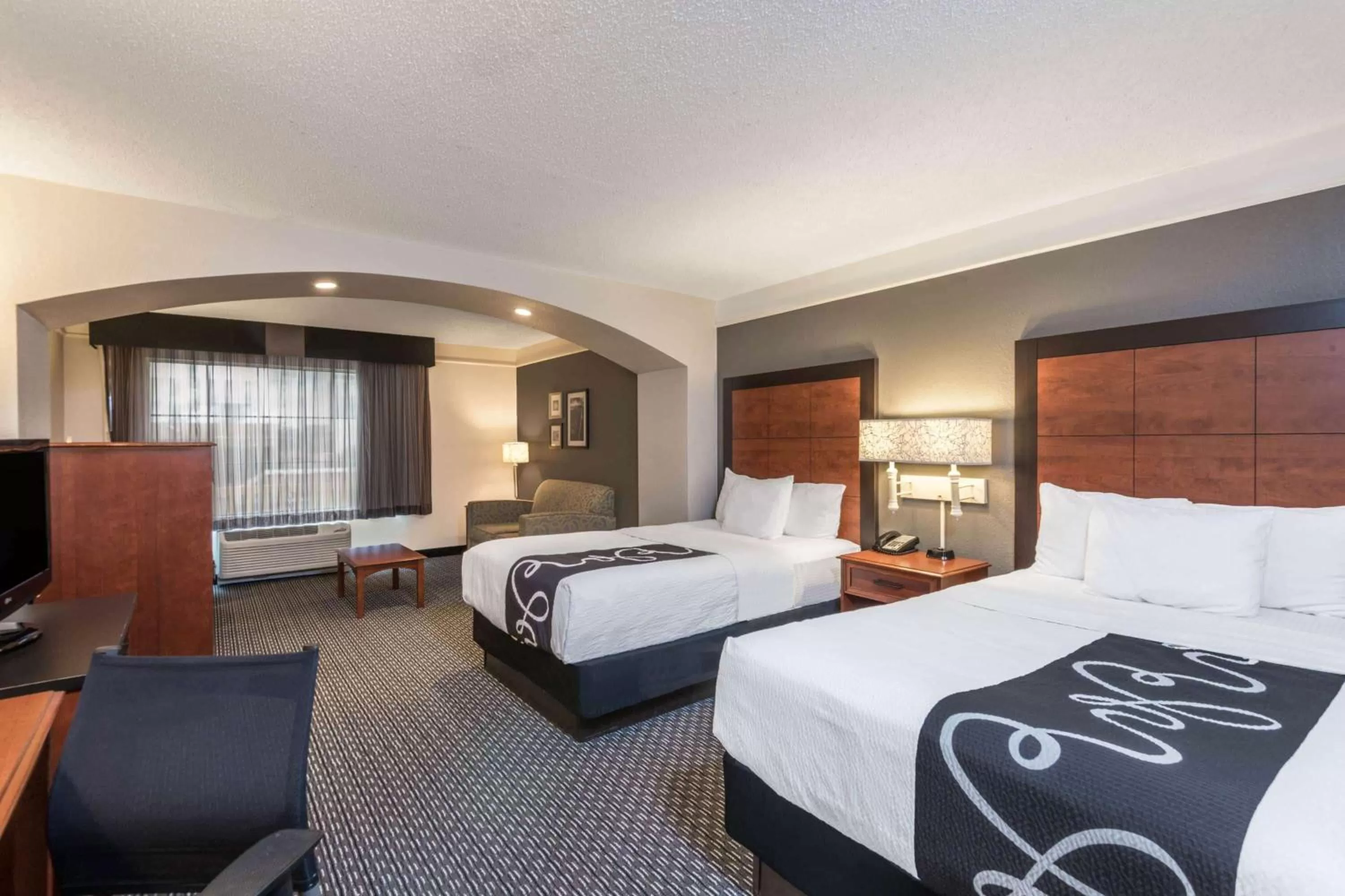 Photo of the whole room, Bed in La Quinta Inn & Suites by Wyndham San Antonio Riverwalk