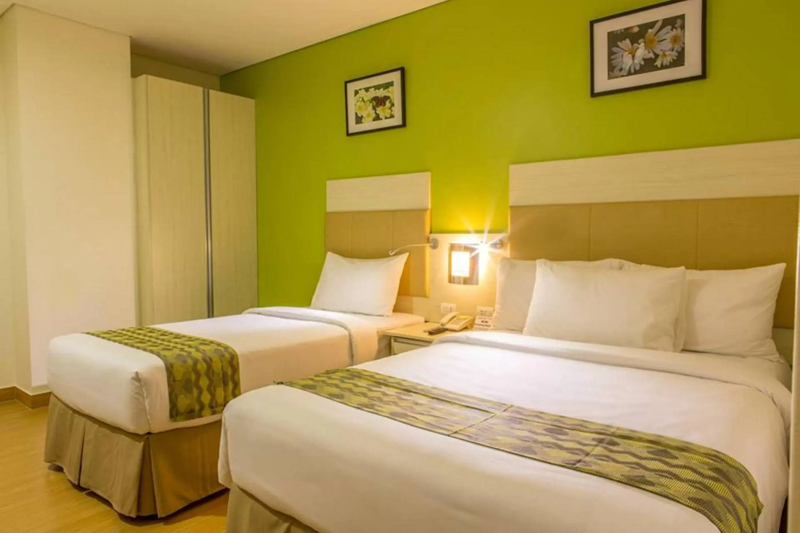 Premier Deluxe Double or Twin Room in Hamersons Hotel Cebu Premier Deluxe Double or Twin Room in Hamersons Hotel Cebu