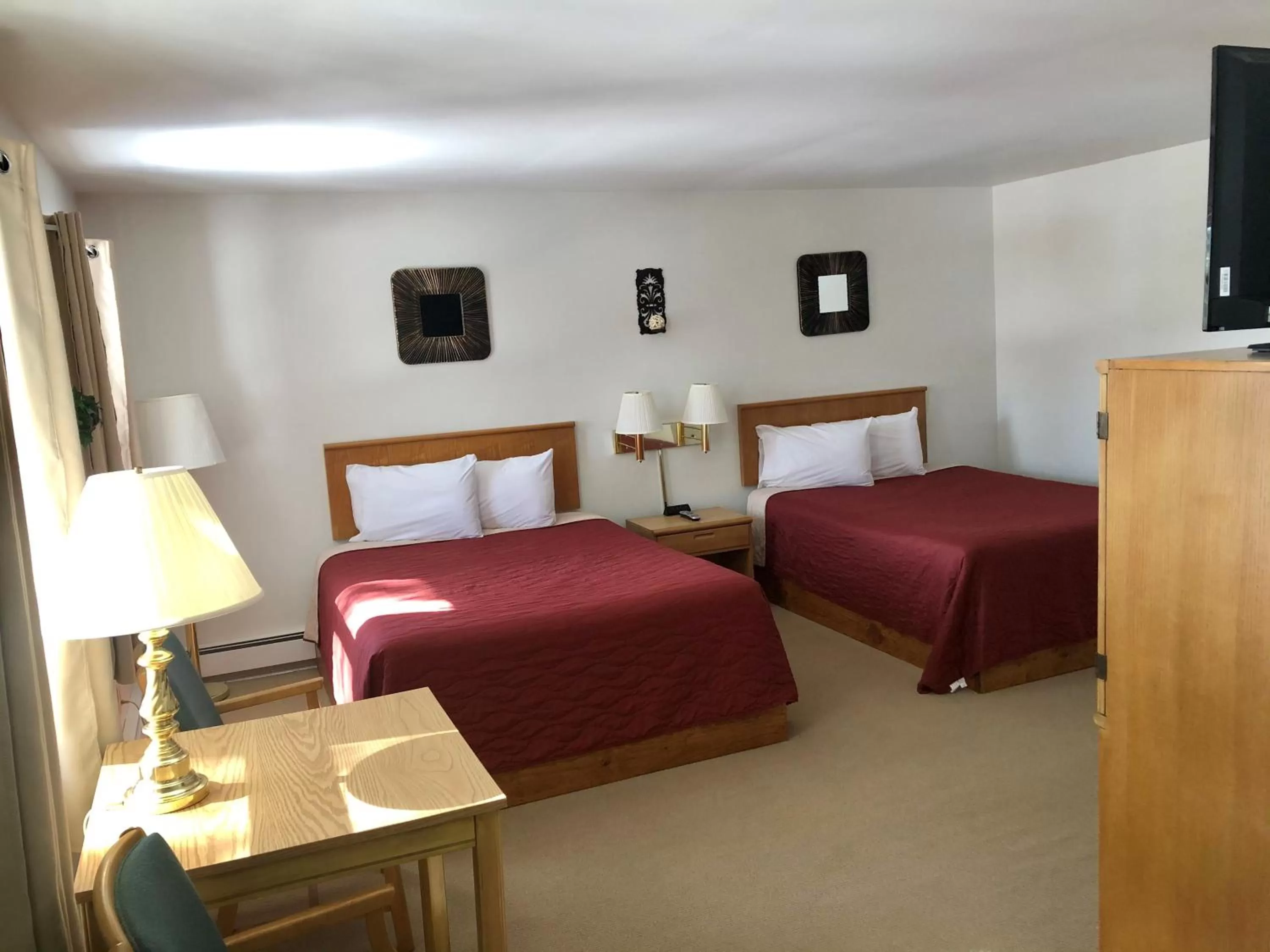 Bed in Budget Host Inn