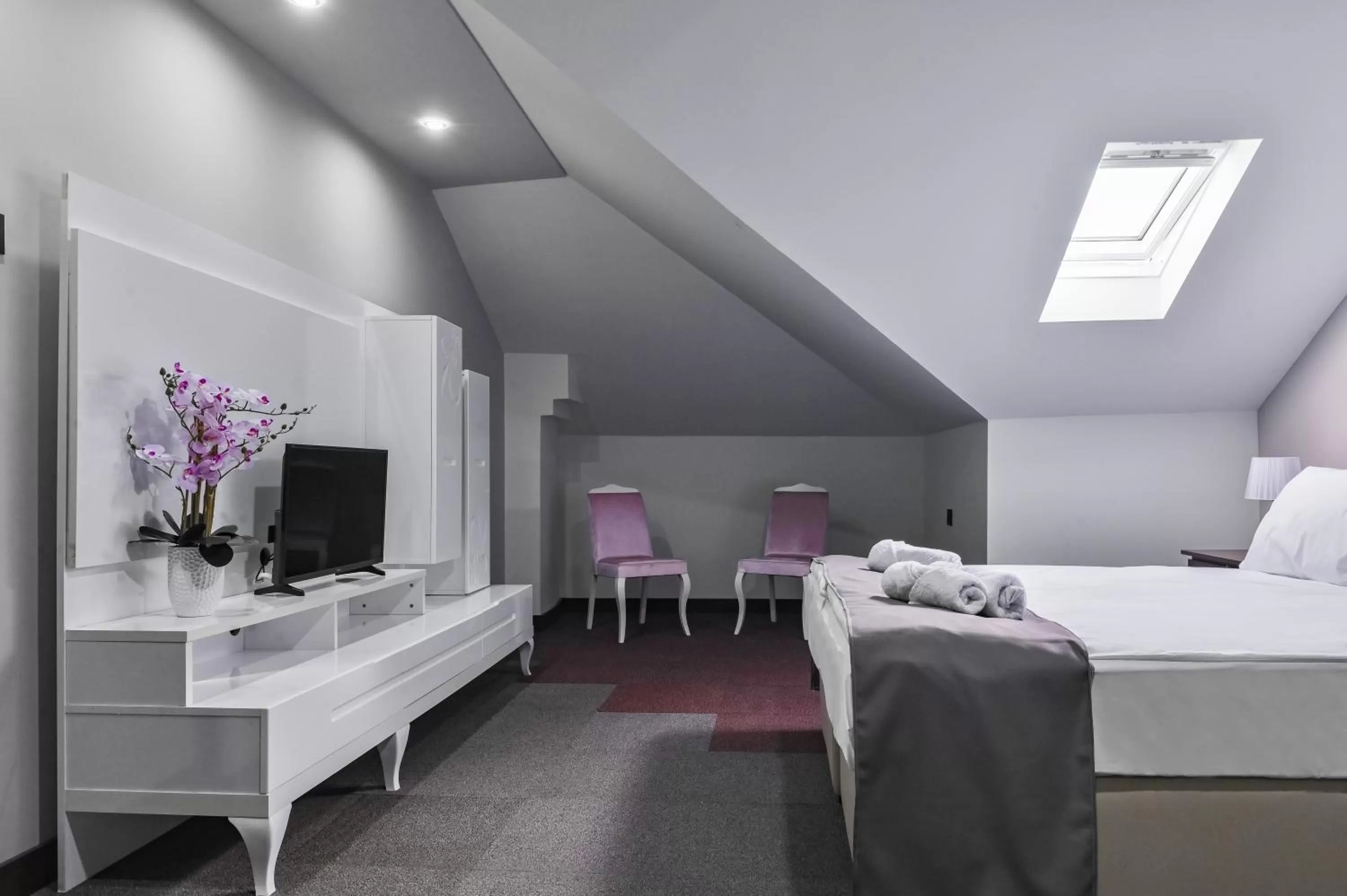 TV and multimedia, Bed in Garni Hotel Aline