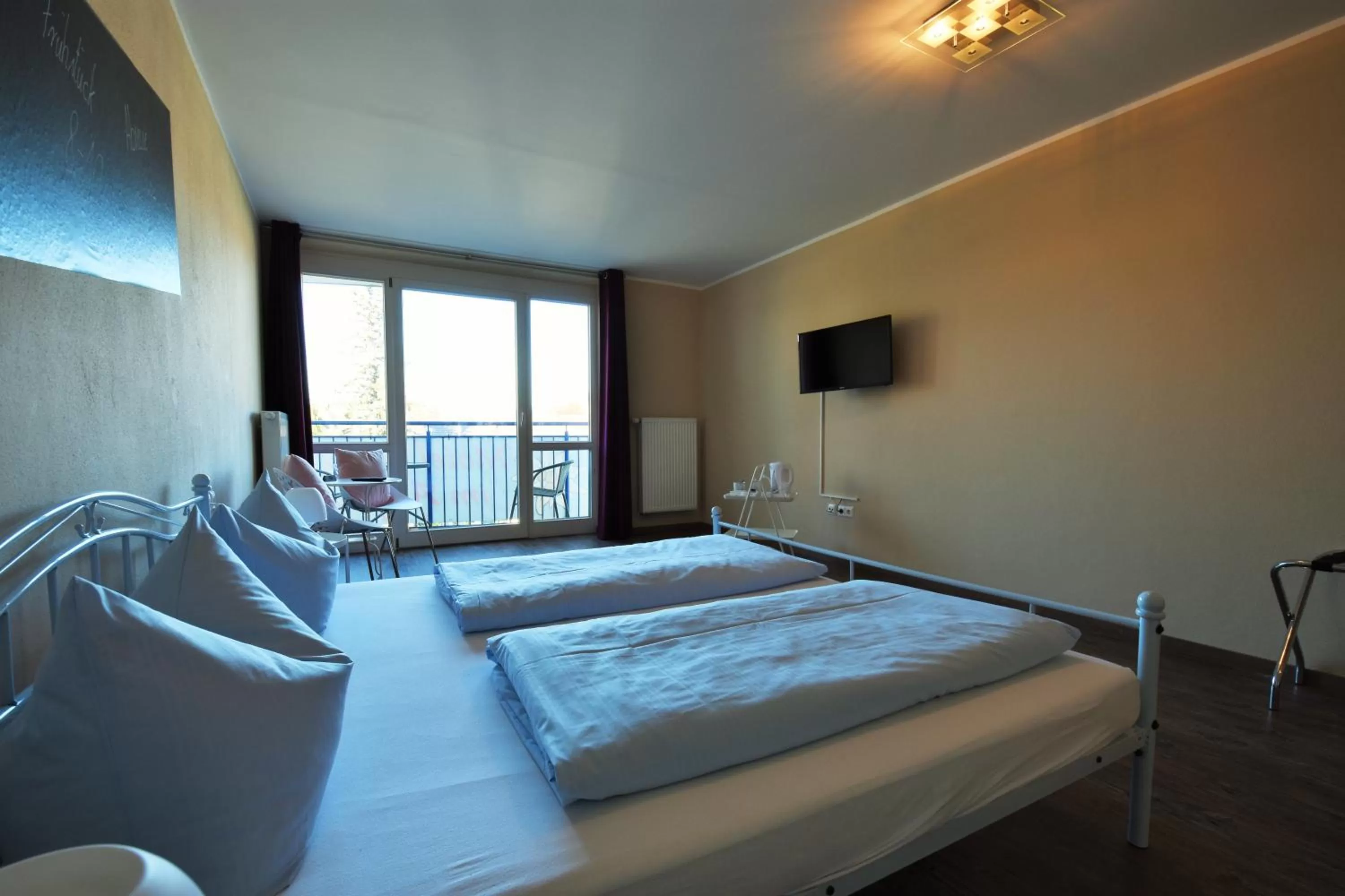 Photo of the whole room, Bed in Motel Füssen im Allgäu