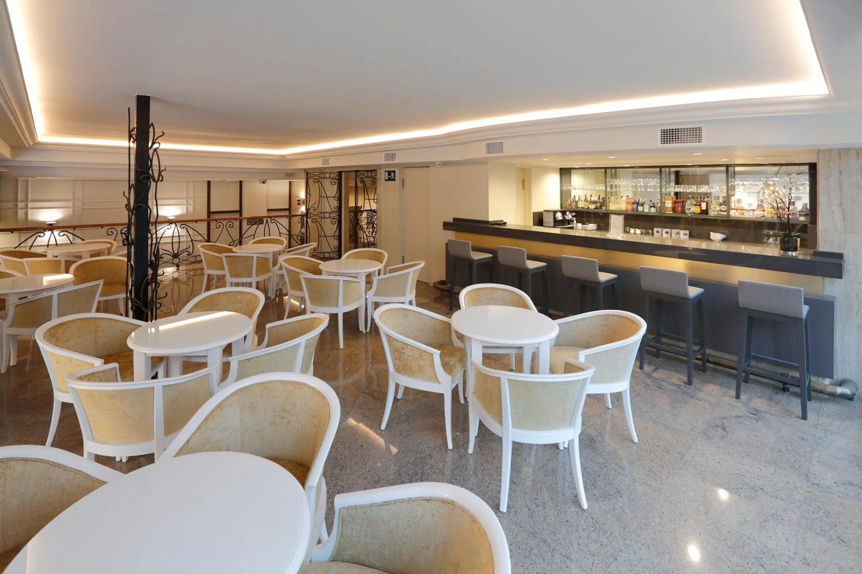 Lounge or bar in Sercotel Alfonso XIII