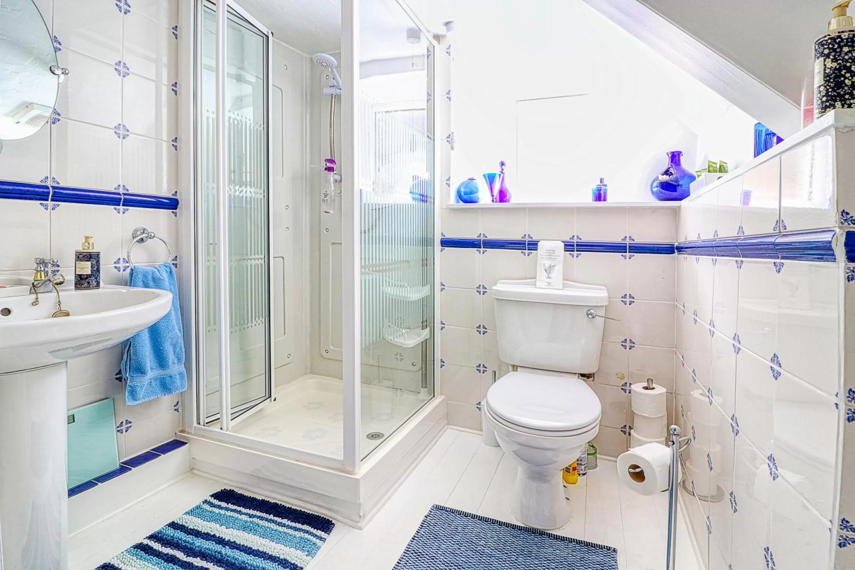 Bathroom in The Old Bookshop