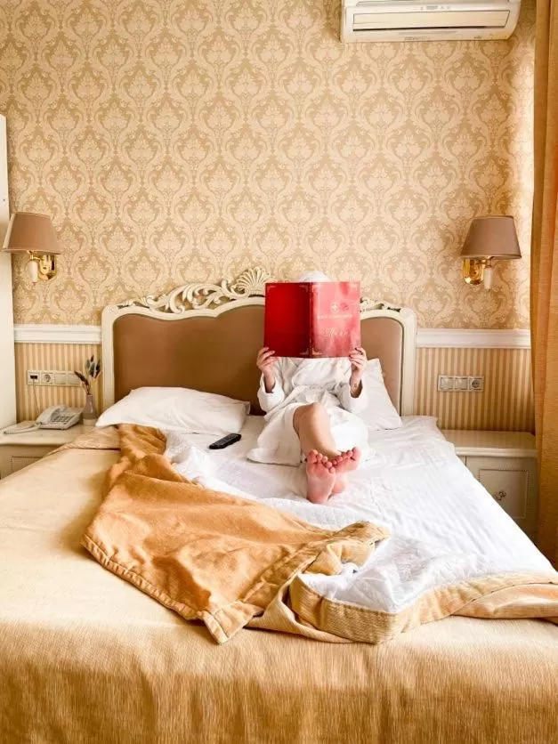 Bed in Royal Olympic Hotel