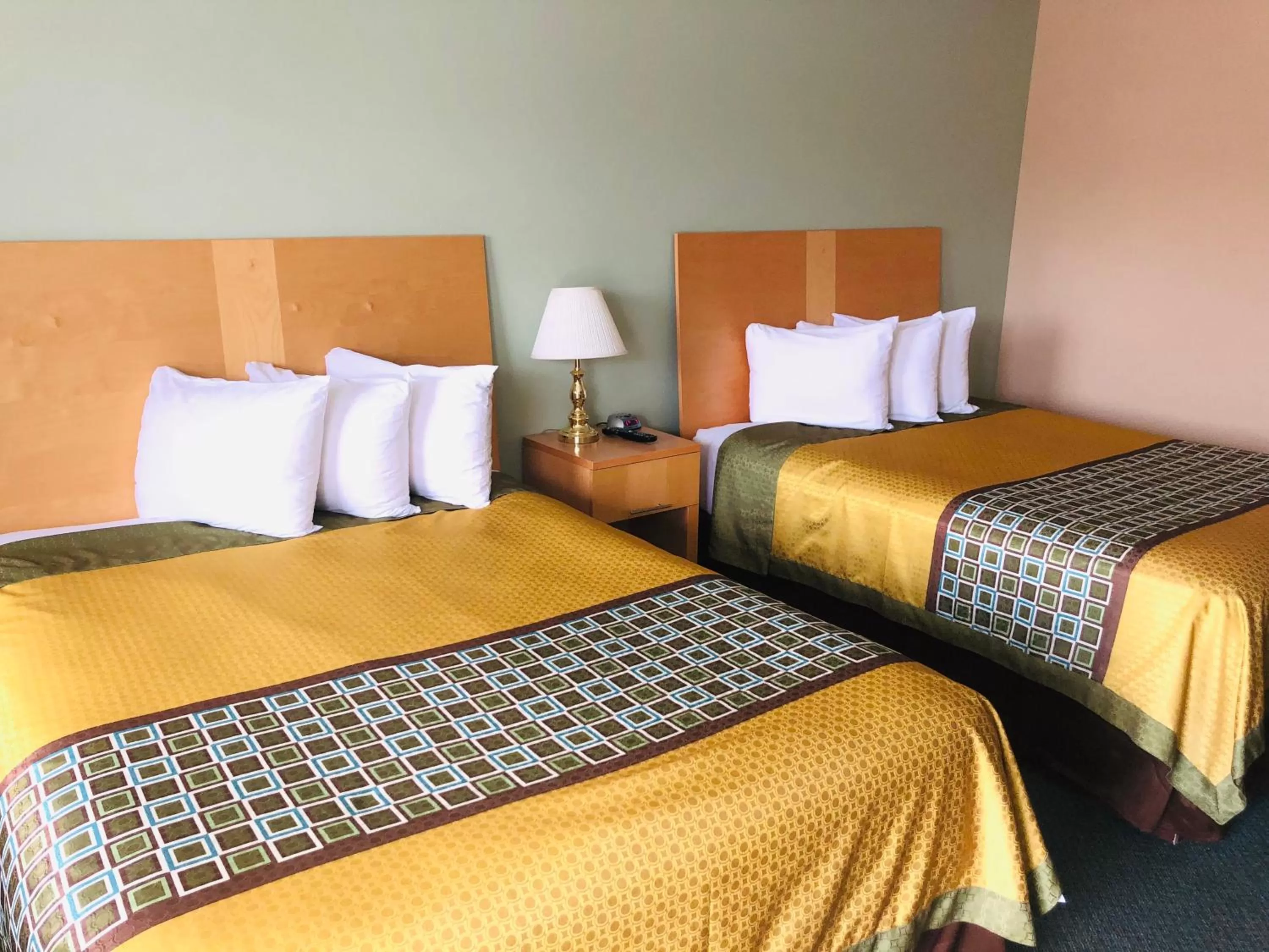 Bed in Perth Plaza Inn & Suites